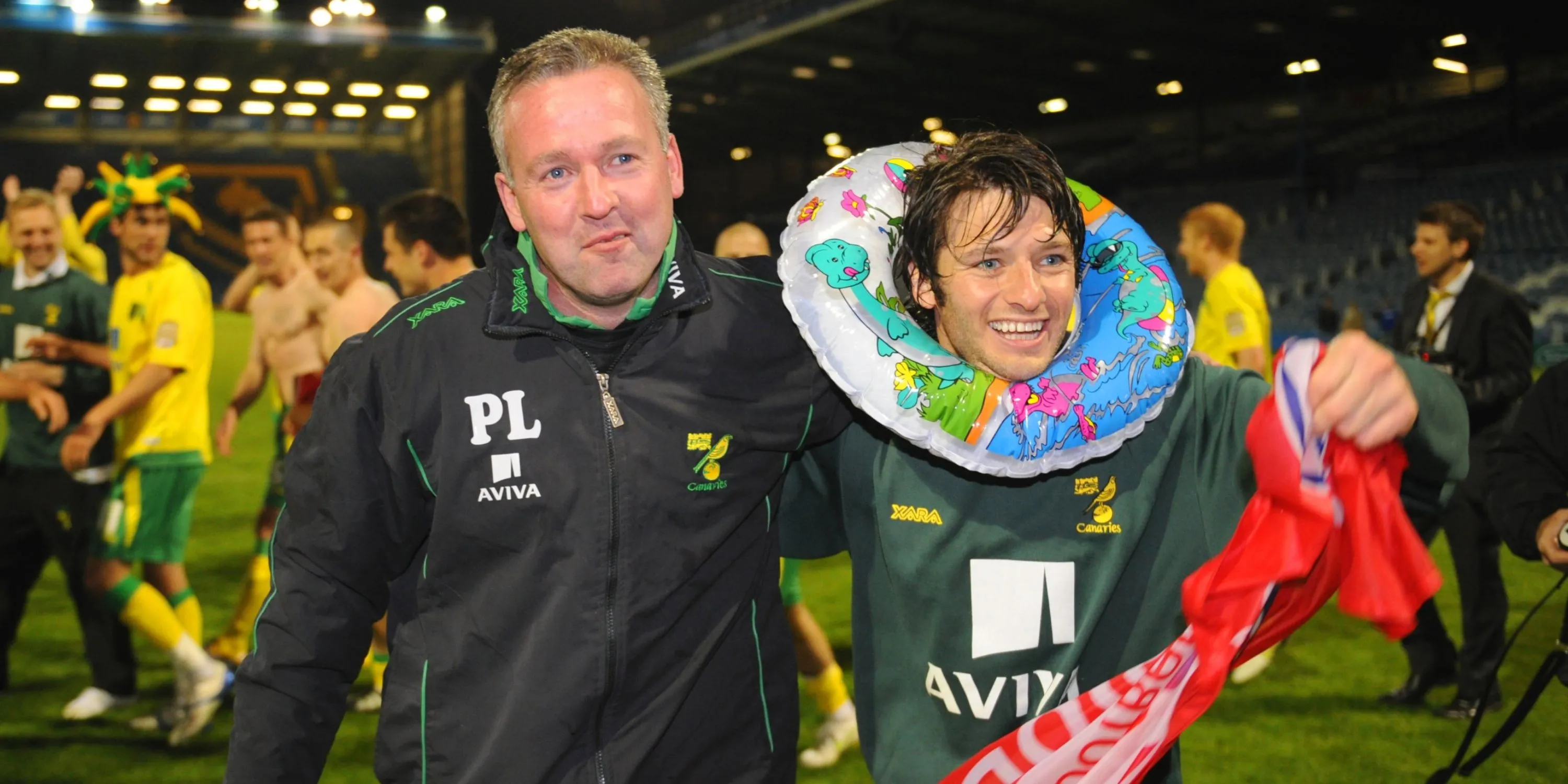 Các cầu thủ Norwich City ăn mừng thành tích thăng hạng Ngoại hạng Anh