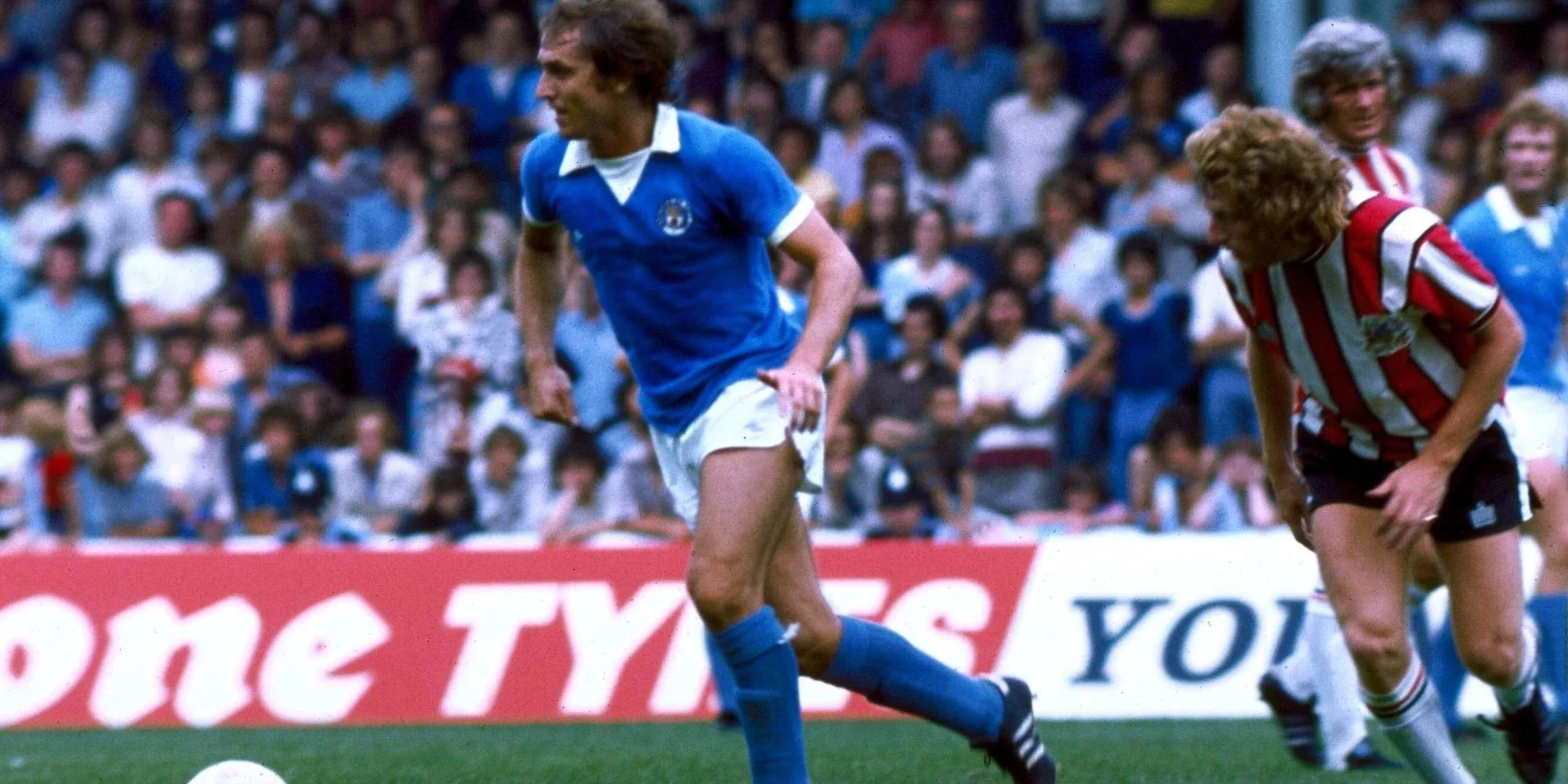 Dennis Tueart, tác giả cú xe đạp chổng ngược kinh điển trong màu áo Man City