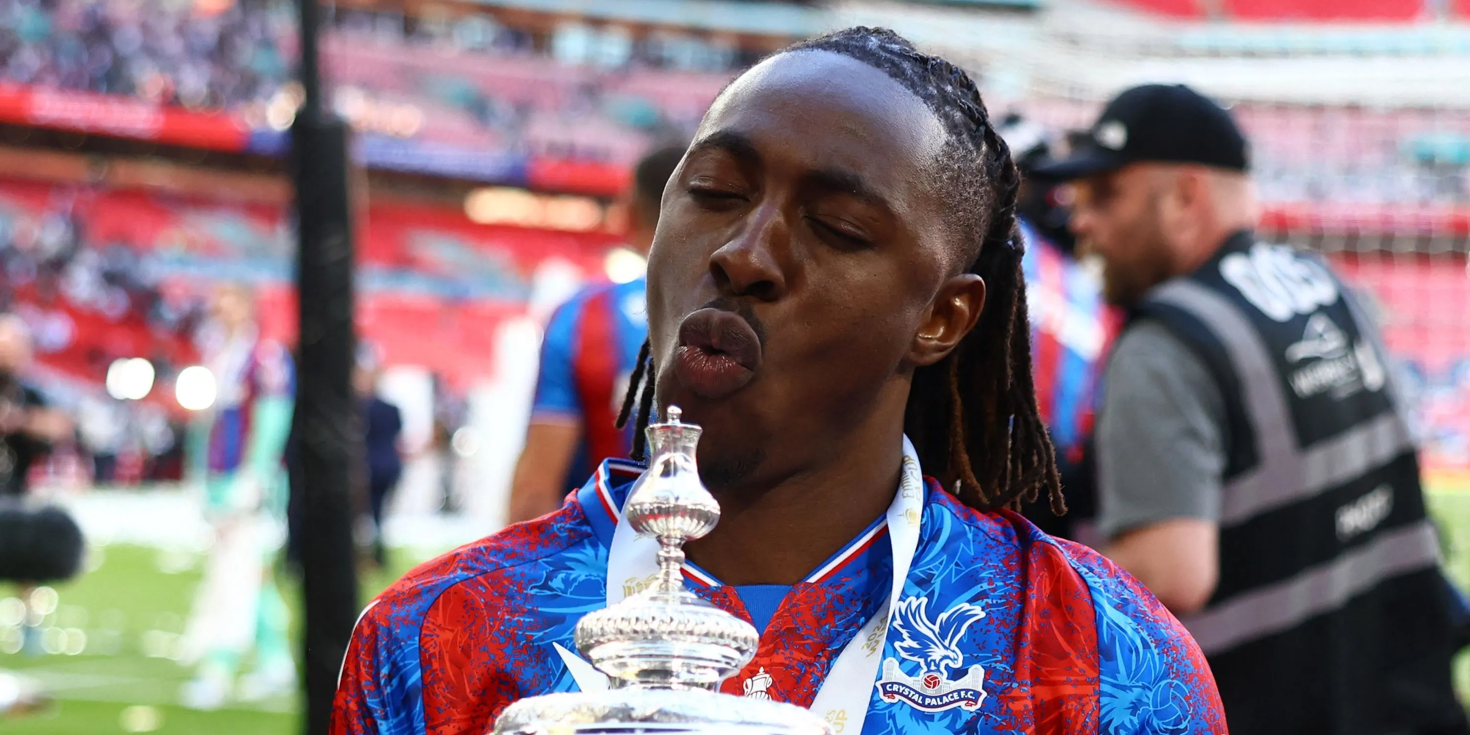 Eberechi Eze ăn mừng cùng Crystal Palace sau chiến thắng FA Cup
