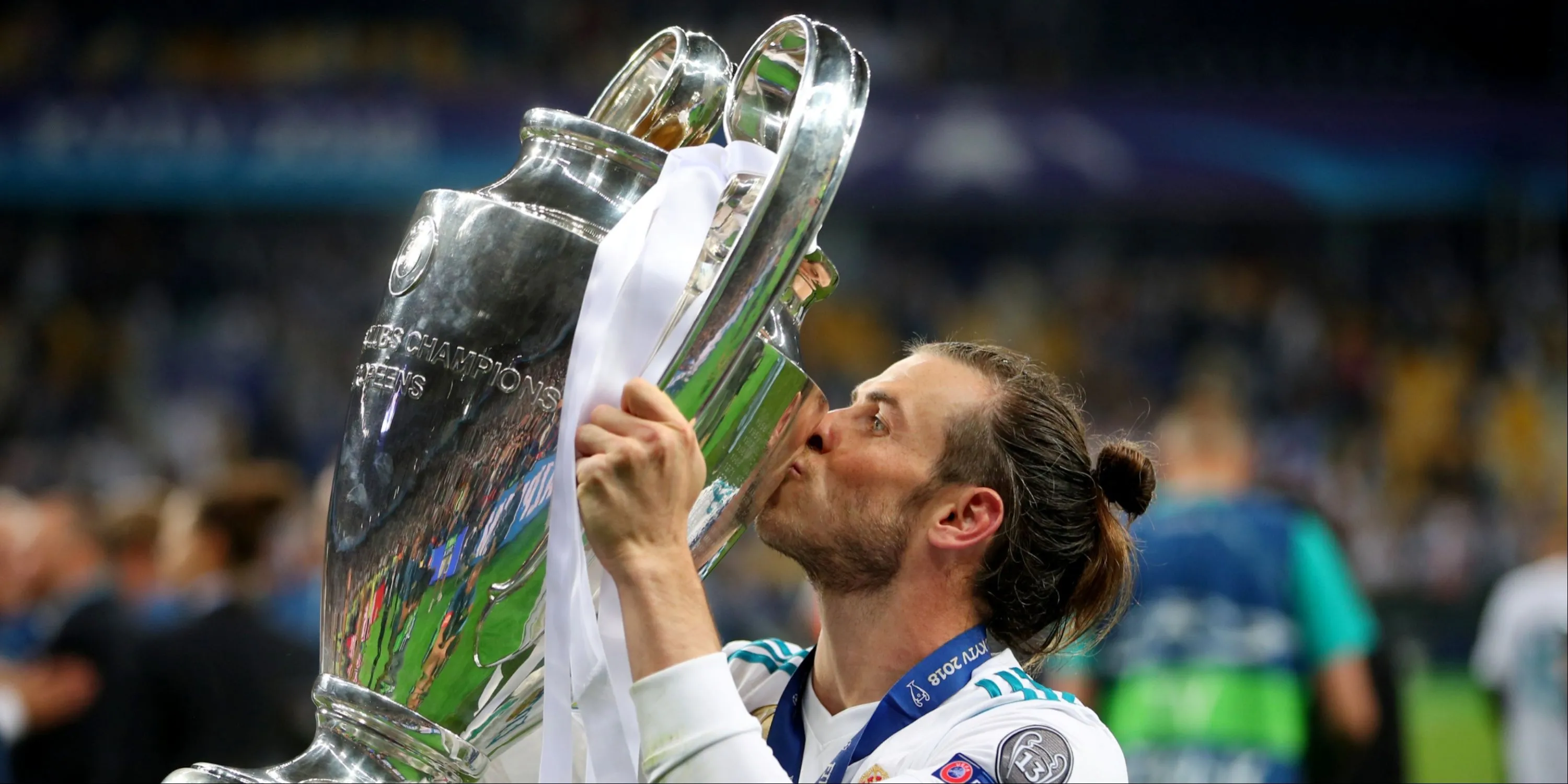Gareth Bale của Real Madrid hôn chiếc cúp Champions League sau chiến thắng ấn tượng