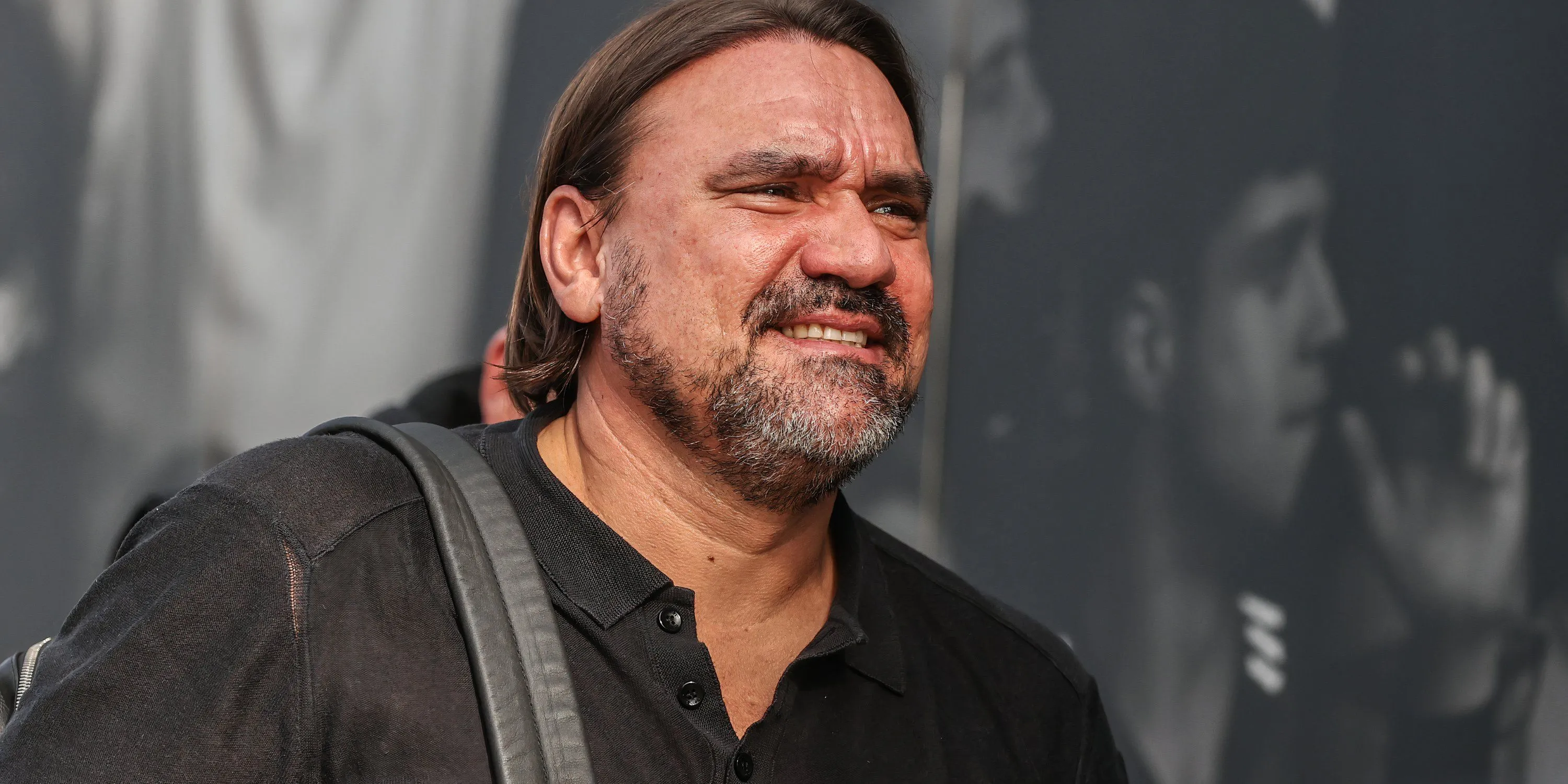 HLV Daniel Farke chỉ đạo trận đấu của Leeds United
