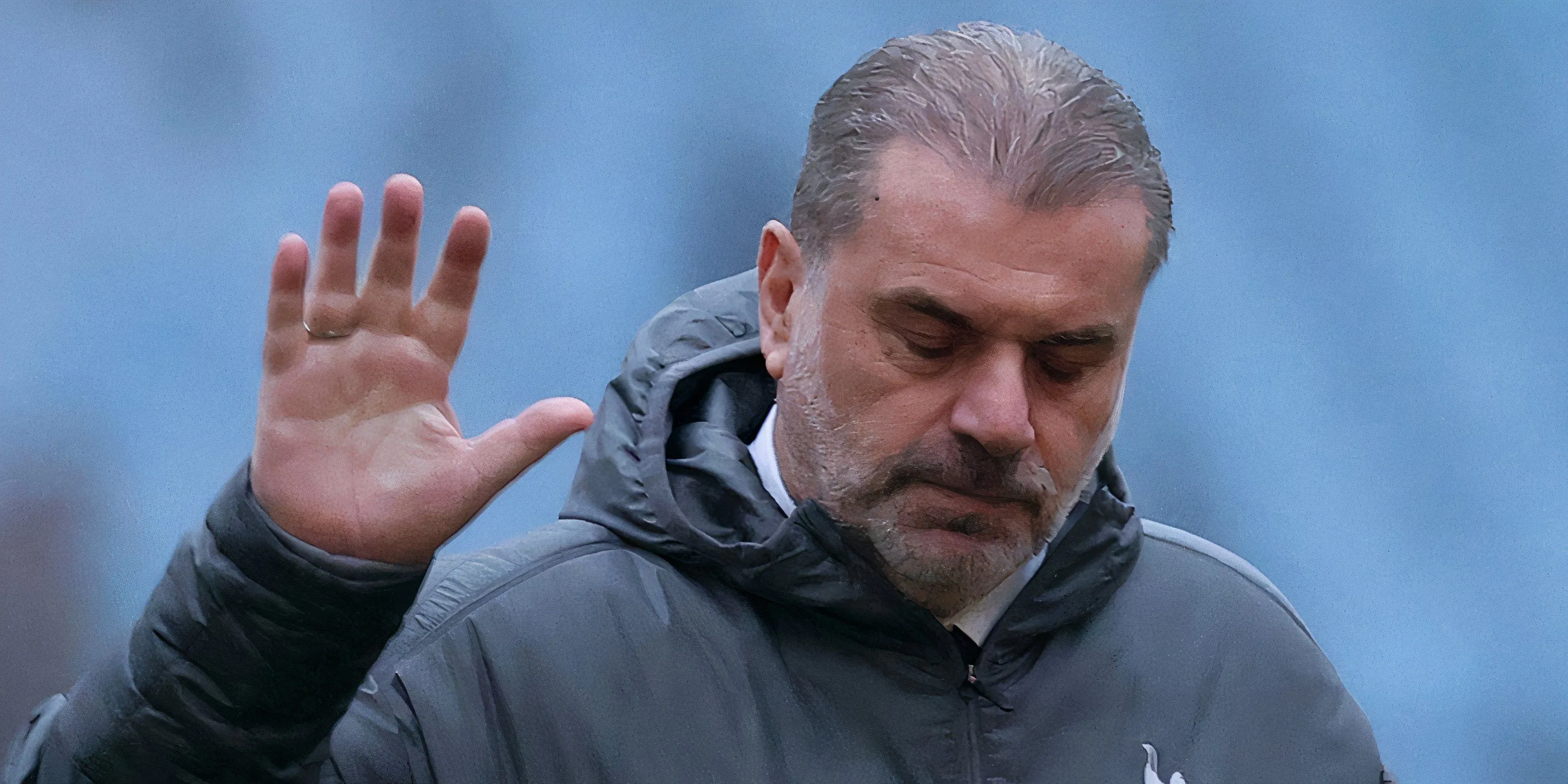 HLV Tottenham Ange Postecoglou phát biểu trước truyền thông