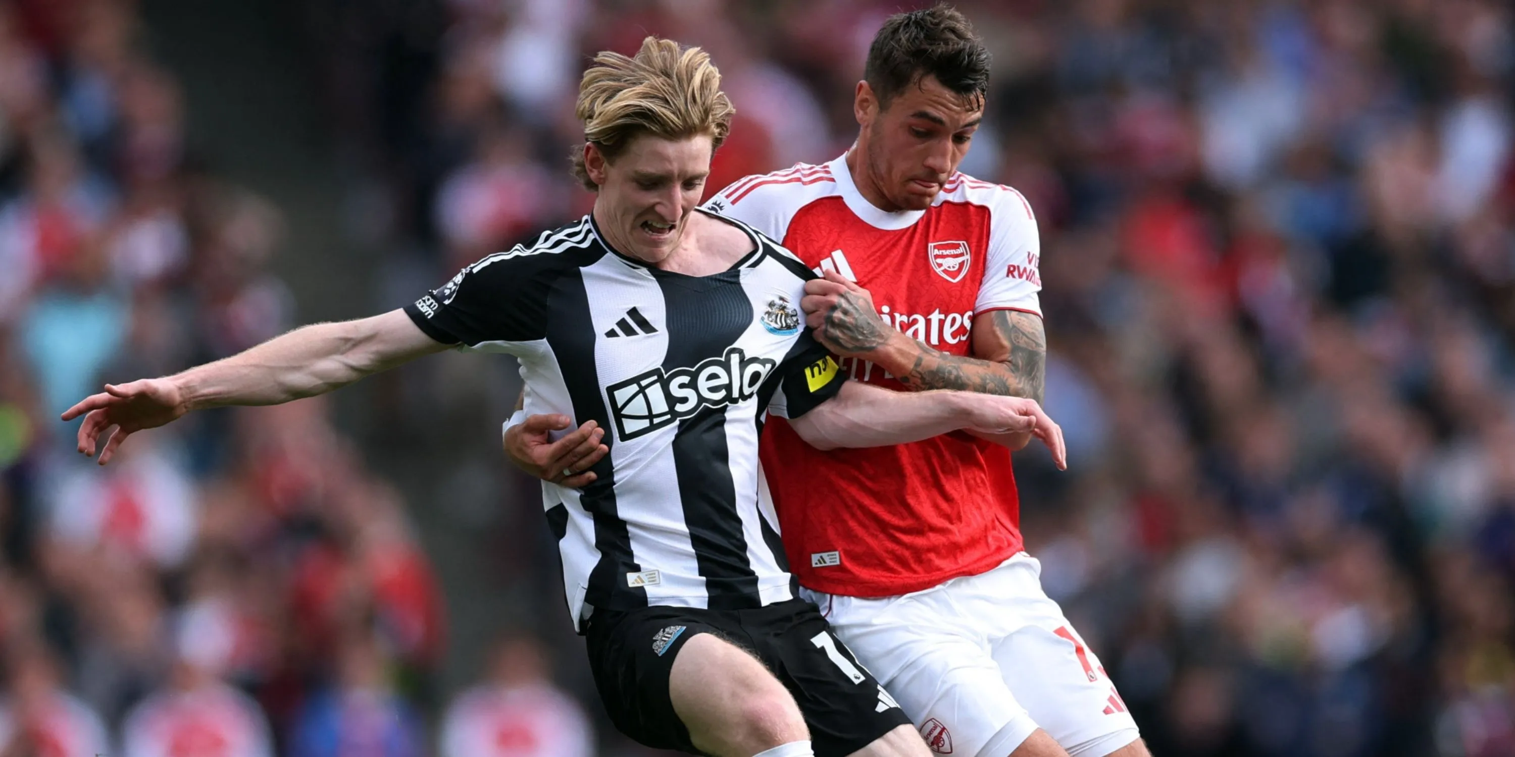 Jakub Kiwior thi đấu cho Arsenal