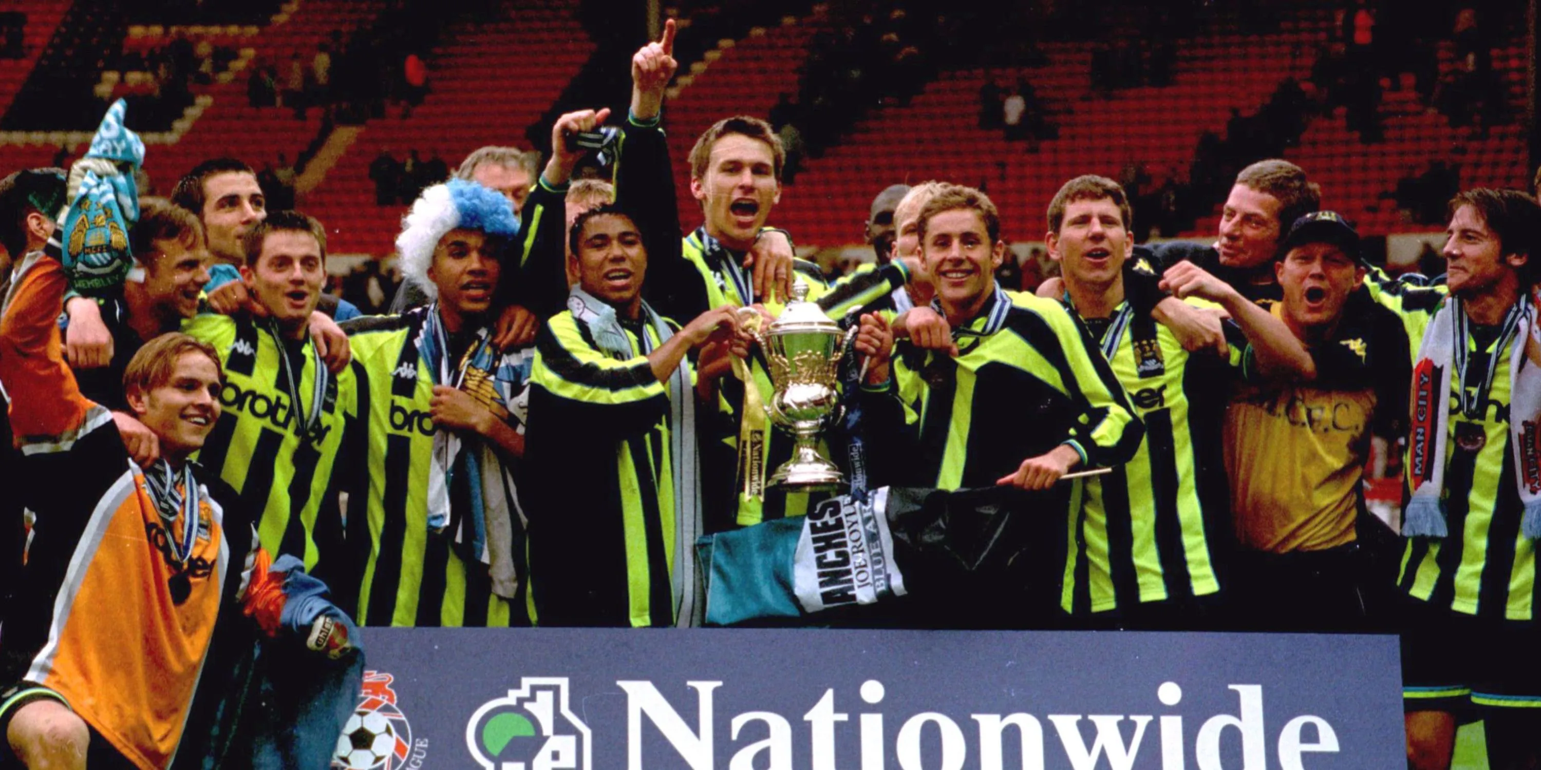 Manchester City giành chiến thắng kịch tính trong trận chung kết Play-off để thăng hạng