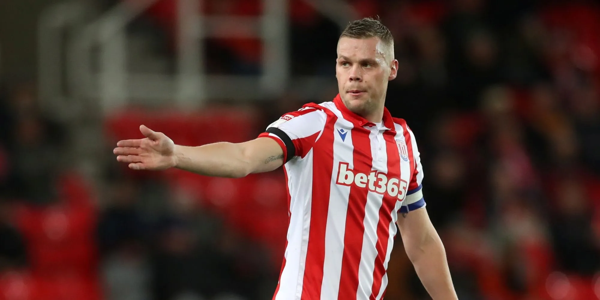 Ryan Shawcross trong màu áo Stoke City, hậu vệ gắn liền với lối đá phòng ngự rắn chắc