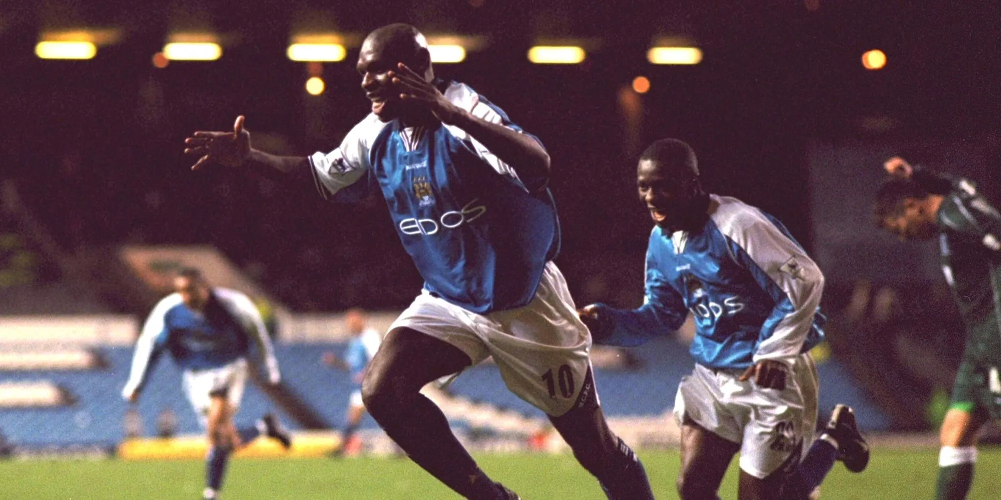 Shaun Goater ăn mừng bàn thắng cho Manchester City tại sân Maine Road