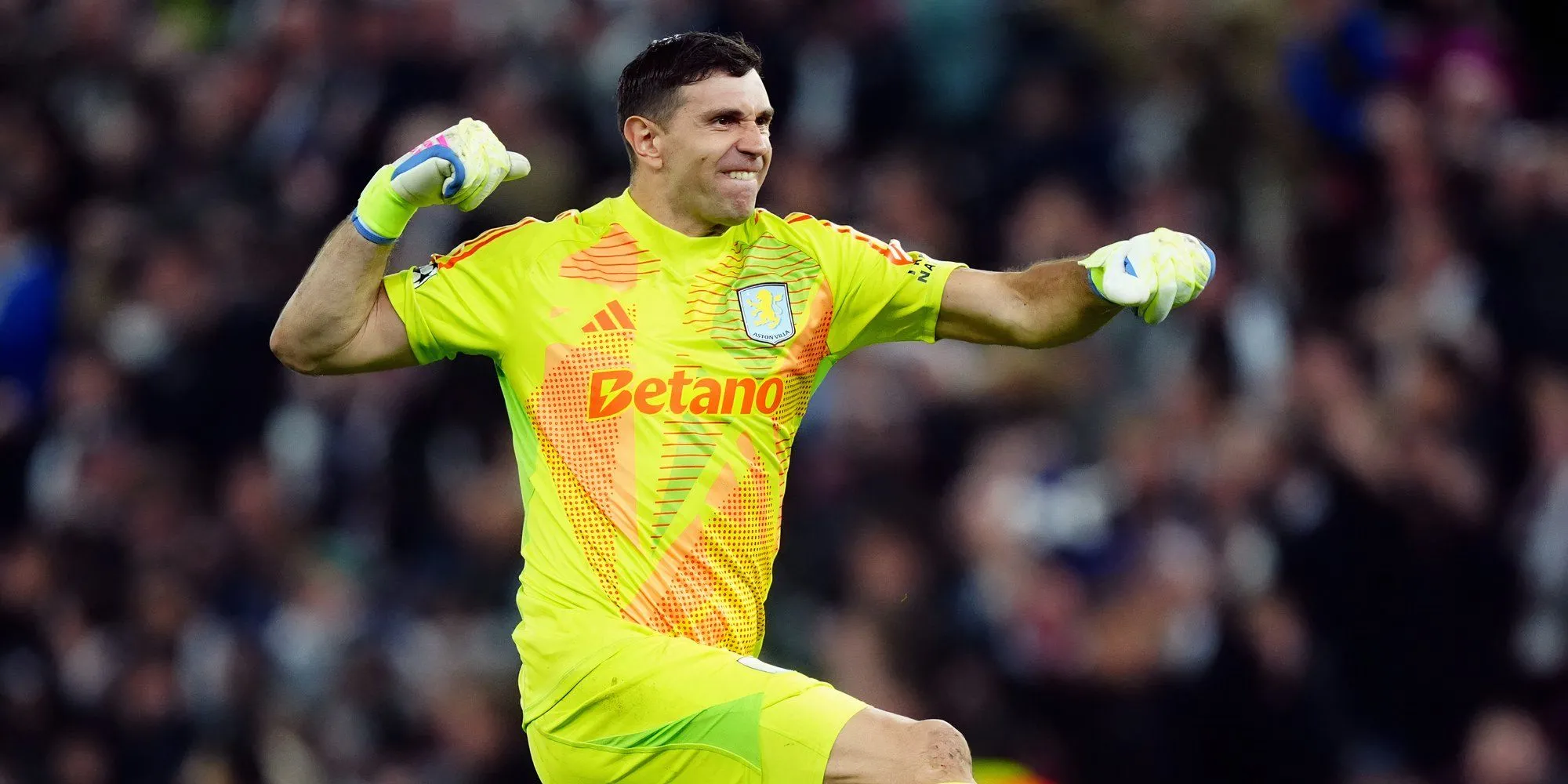 Thủ môn Emiliano Martinez của Aston Villa trong màu áo câu lạc bộ