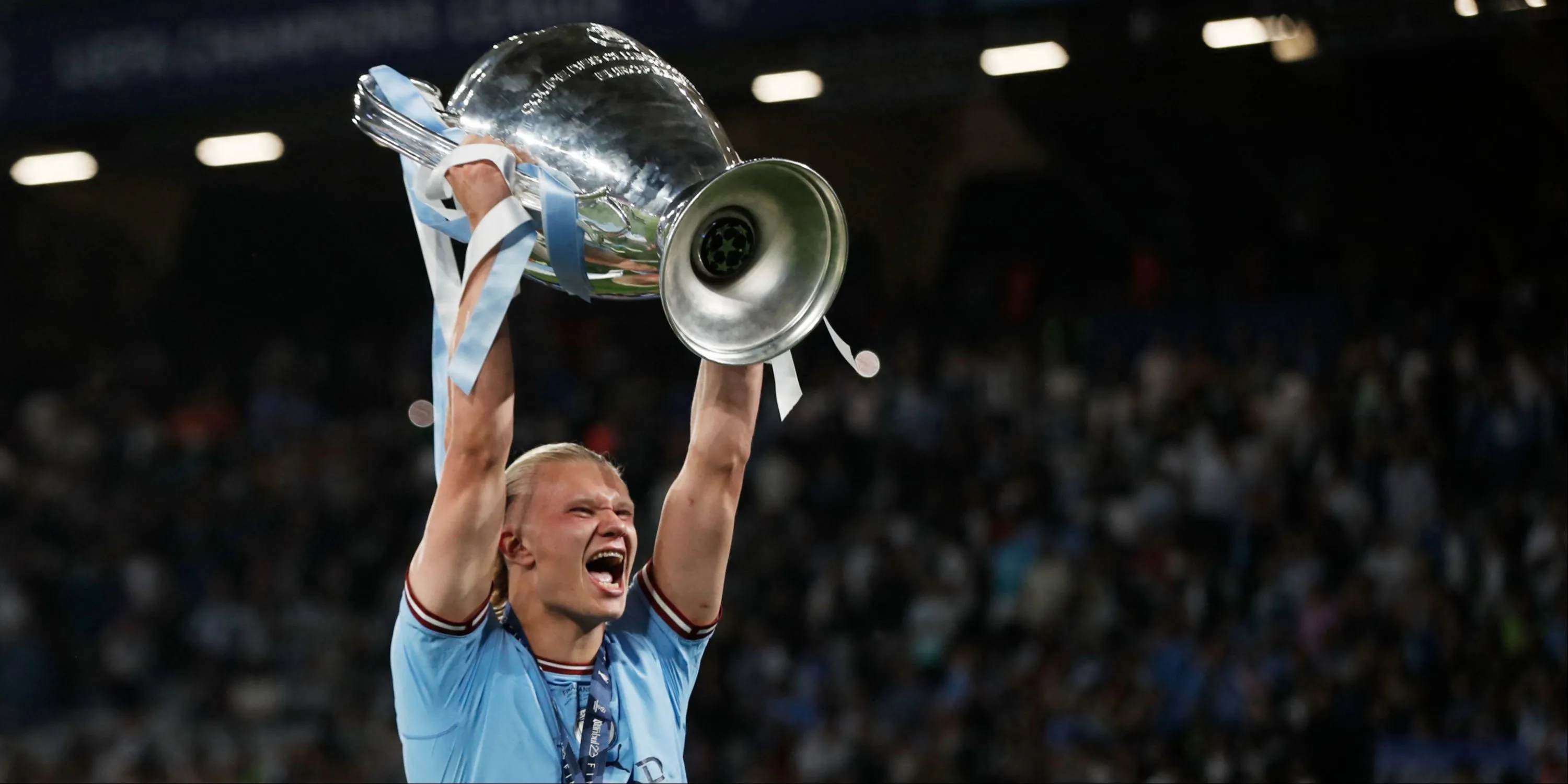 Tiền đạo Erling Haaland của Manchester City nâng cao chiếc cúp Champions League danh giá