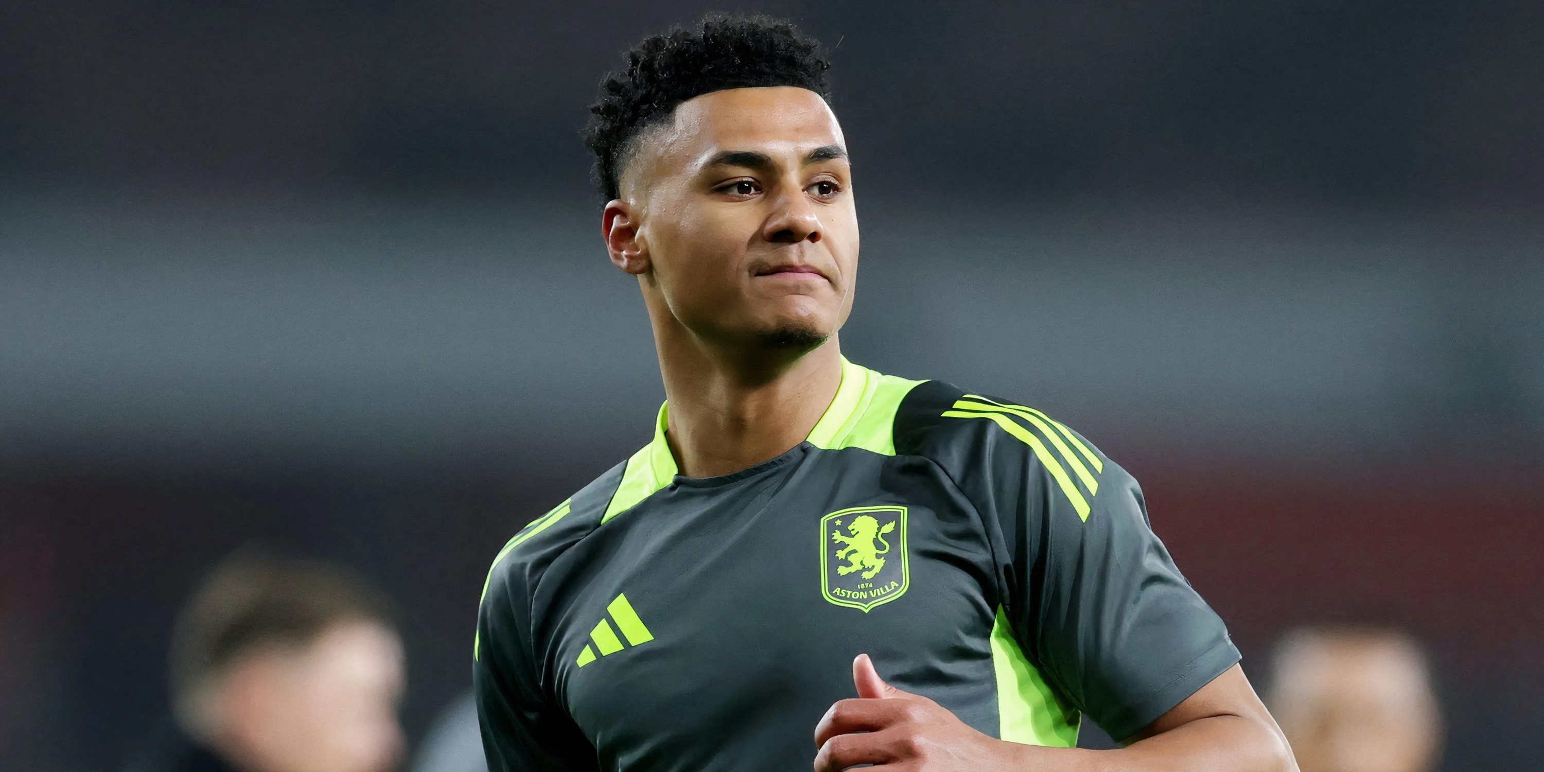 Tiền đạo Ollie Watkins của Aston Villa khởi động trước trận đấu