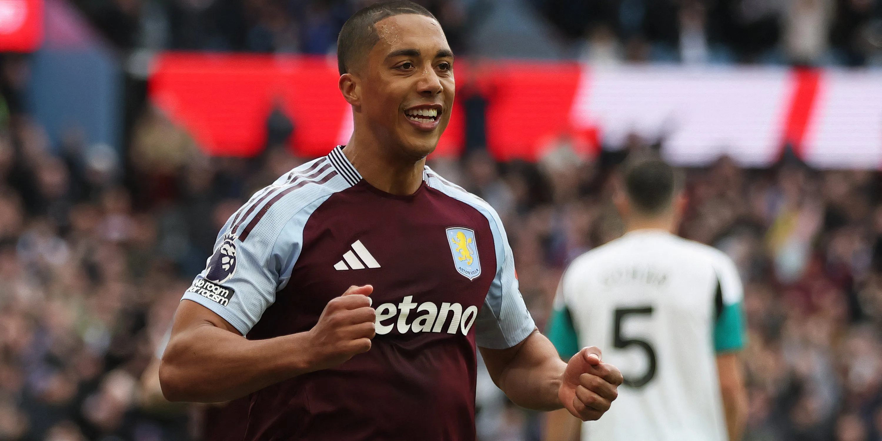 Tiền vệ Youri Tielemans của Aston Villa thi đấu, người được xem là trụ cột cần đối tác ổn định