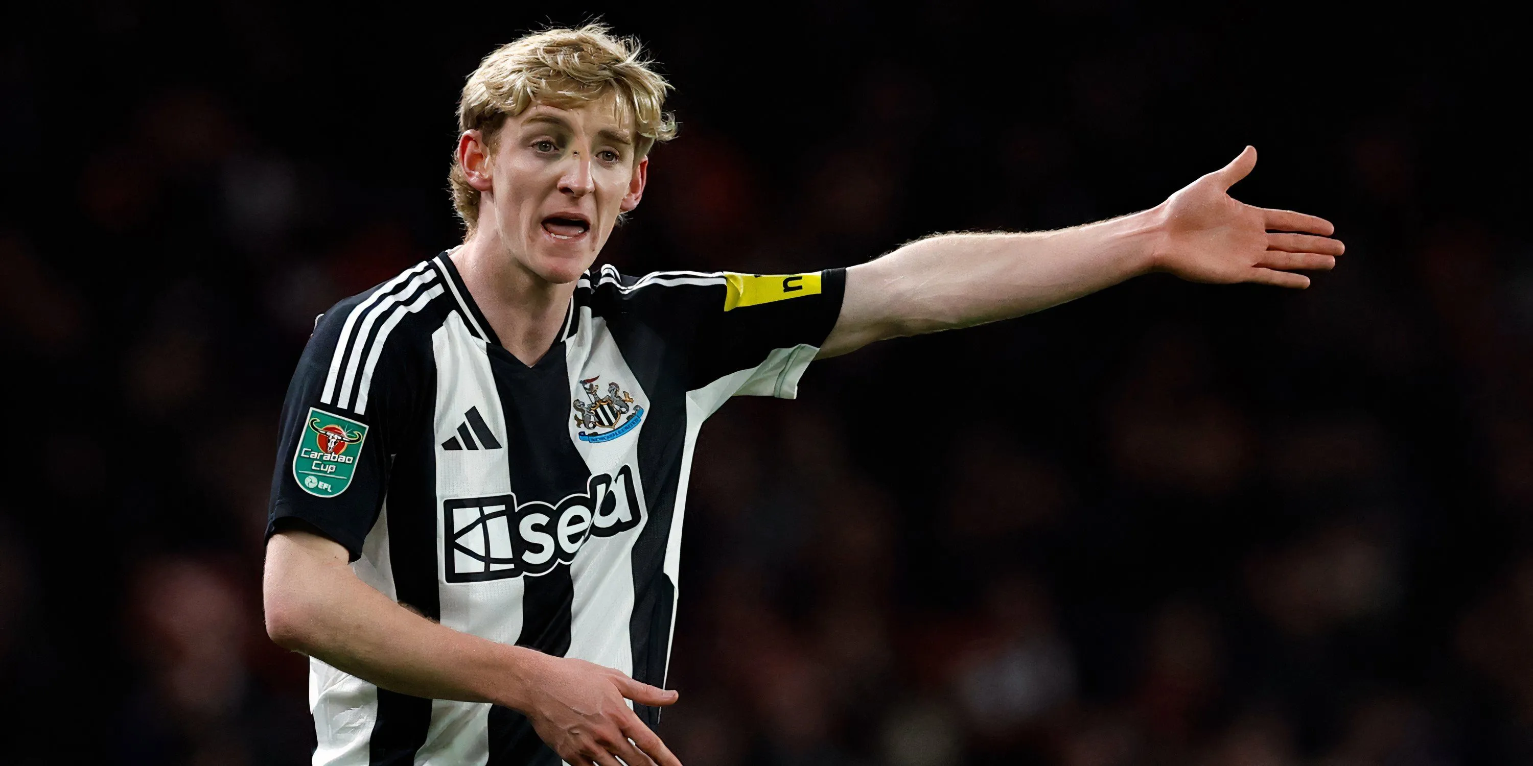 Anthony Gordon thi đấu năng nổ cho Newcastle United tại giải bóng đá Ngoại hạng Anh