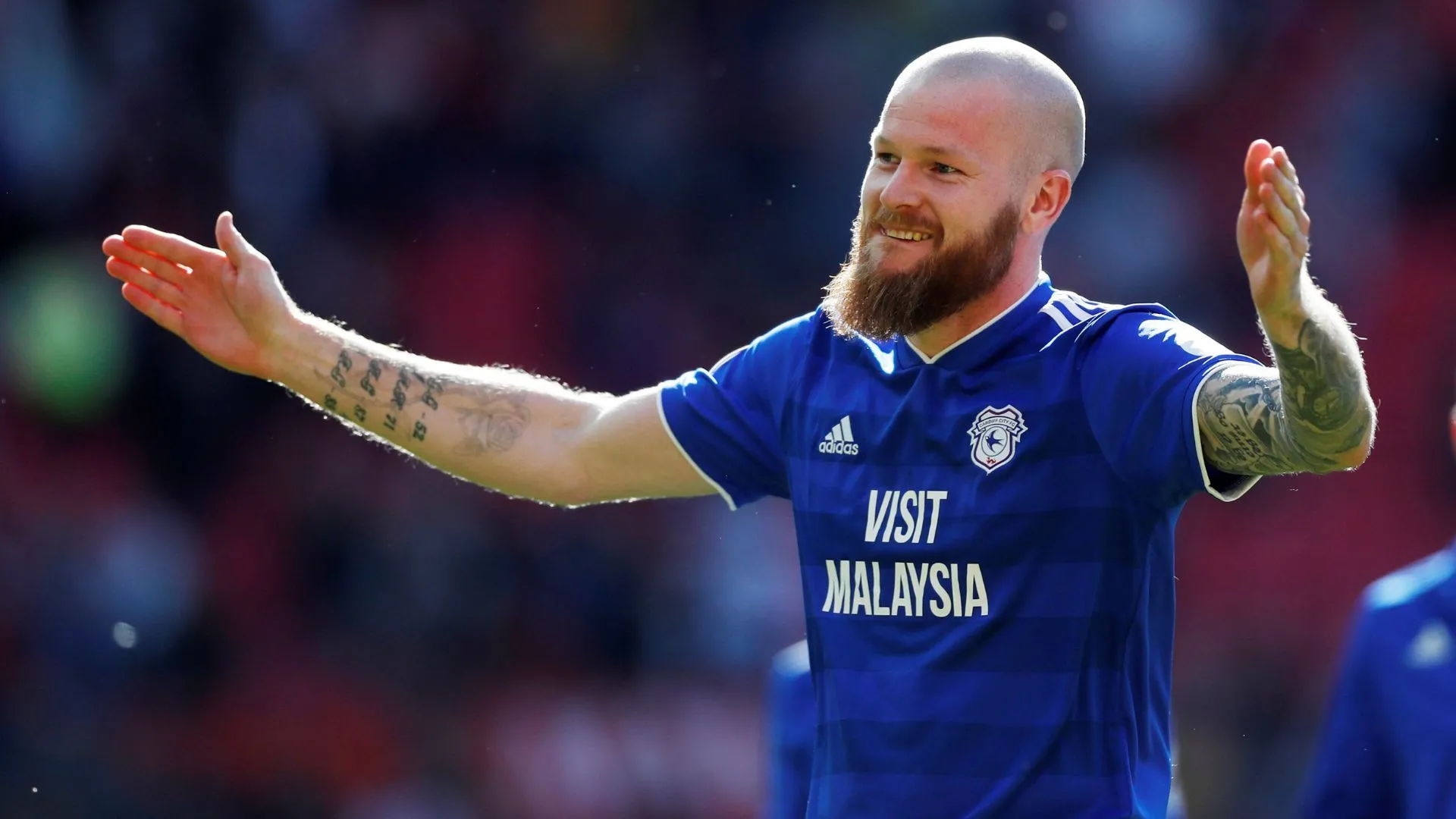 Aron Gunnarsson trong trận đấu của Cardiff City tại giải bóng đá Anh