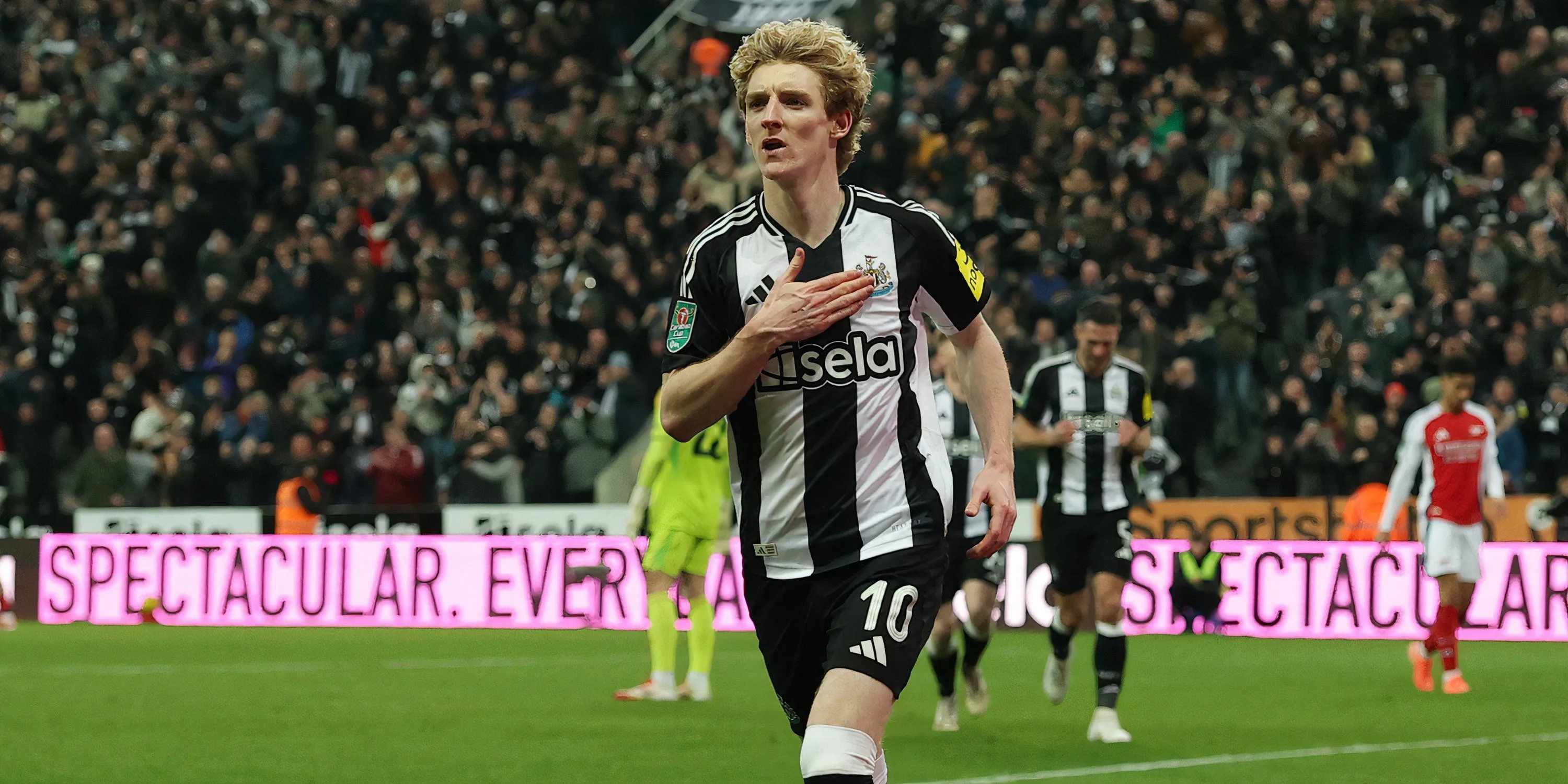 Cầu thủ Anthony Gordon trong màu áo Newcastle United cùng huấn luyện viên Eddie Howe