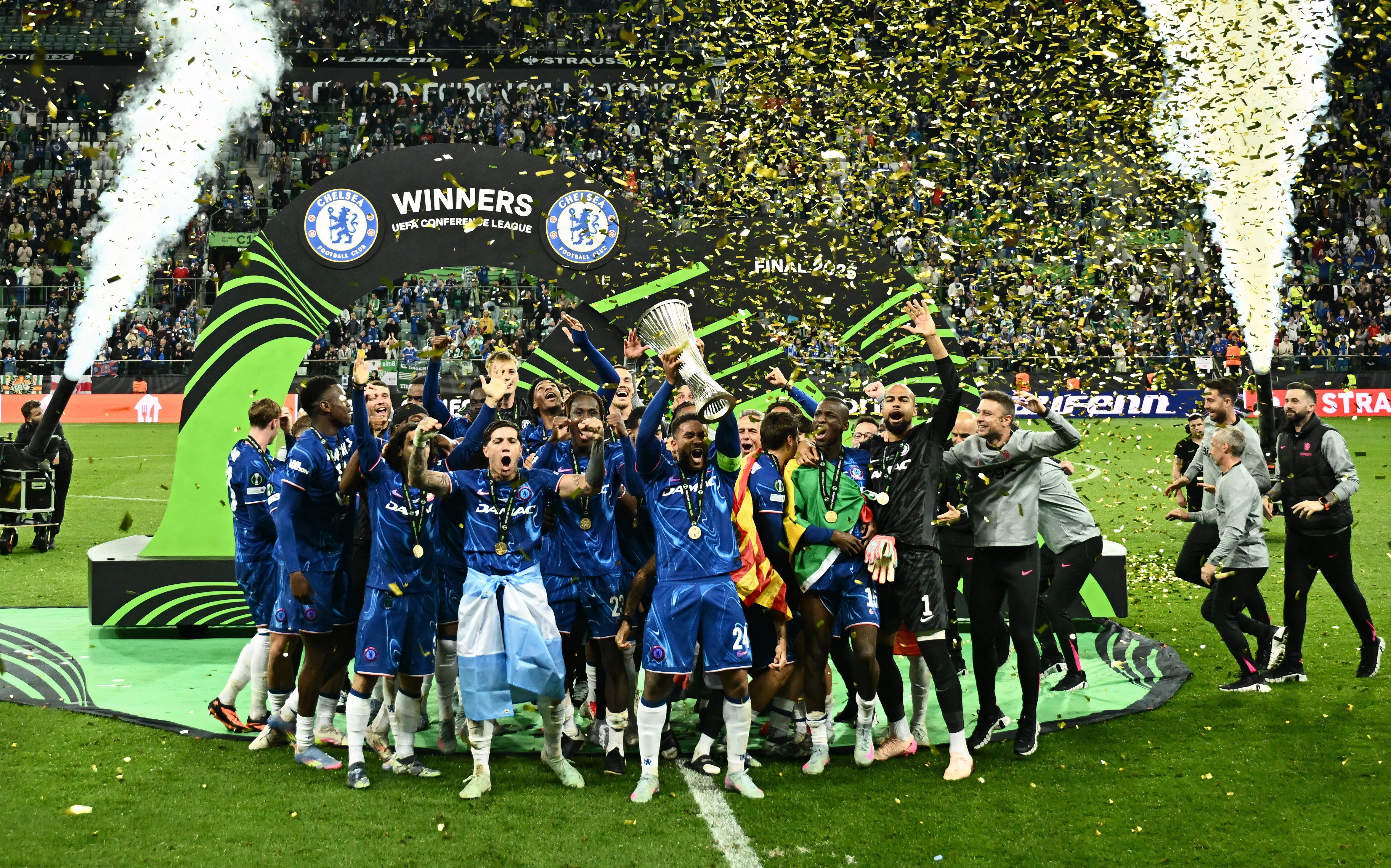 Cầu thủ Chelsea ăn mừng chức vô địch Europa Conference League, danh hiệu giúp họ đủ điều kiện dự Club World Cup