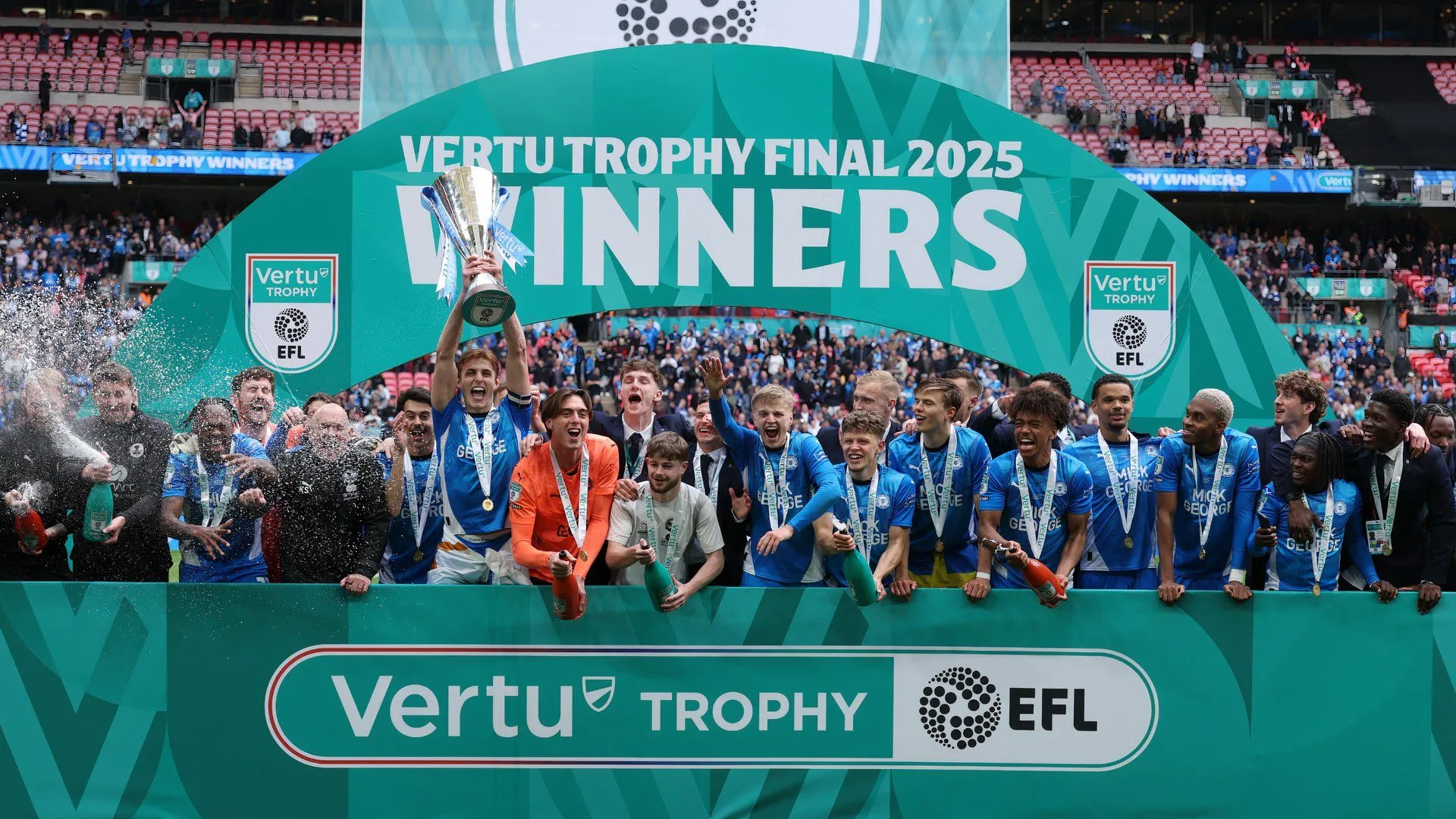 Đội trưởng Peterborough United ăn mừng chức vô địch EFL Trophy, cho thấy tinh thần chiến đấu của CLB bóng đá Anh này