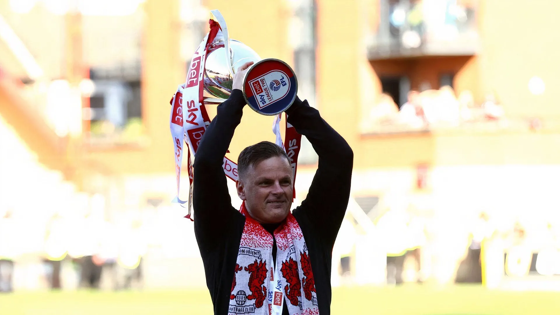 HLV Richie Wellens ăn mừng chức vô địch League Two cùng Leyton Orient