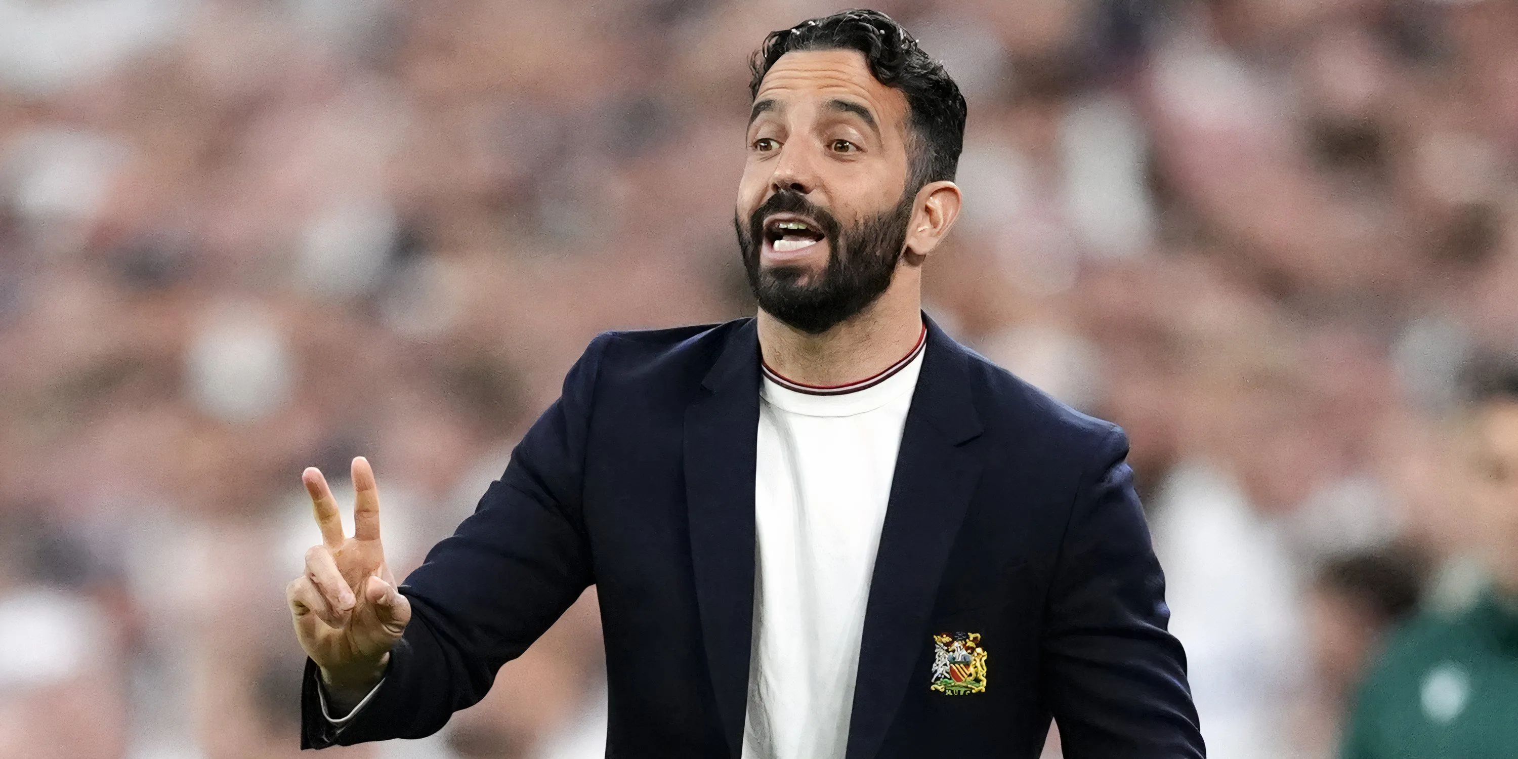 HLV Ruben Amorim chỉ đạo bên ngoài đường biên cho Manchester United