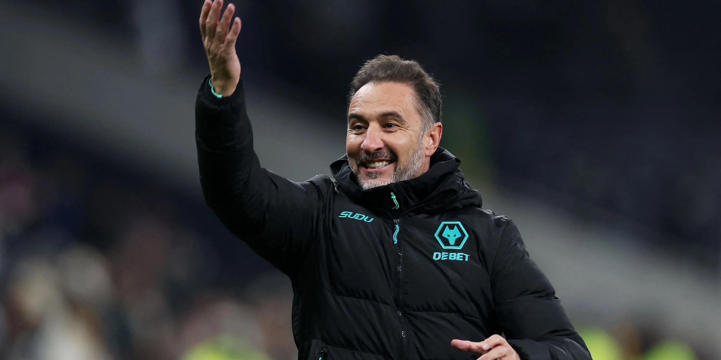 HLV Vítor Pereira thể hiện cảm xúc sau trận đấu của Wolverhampton Wanderers