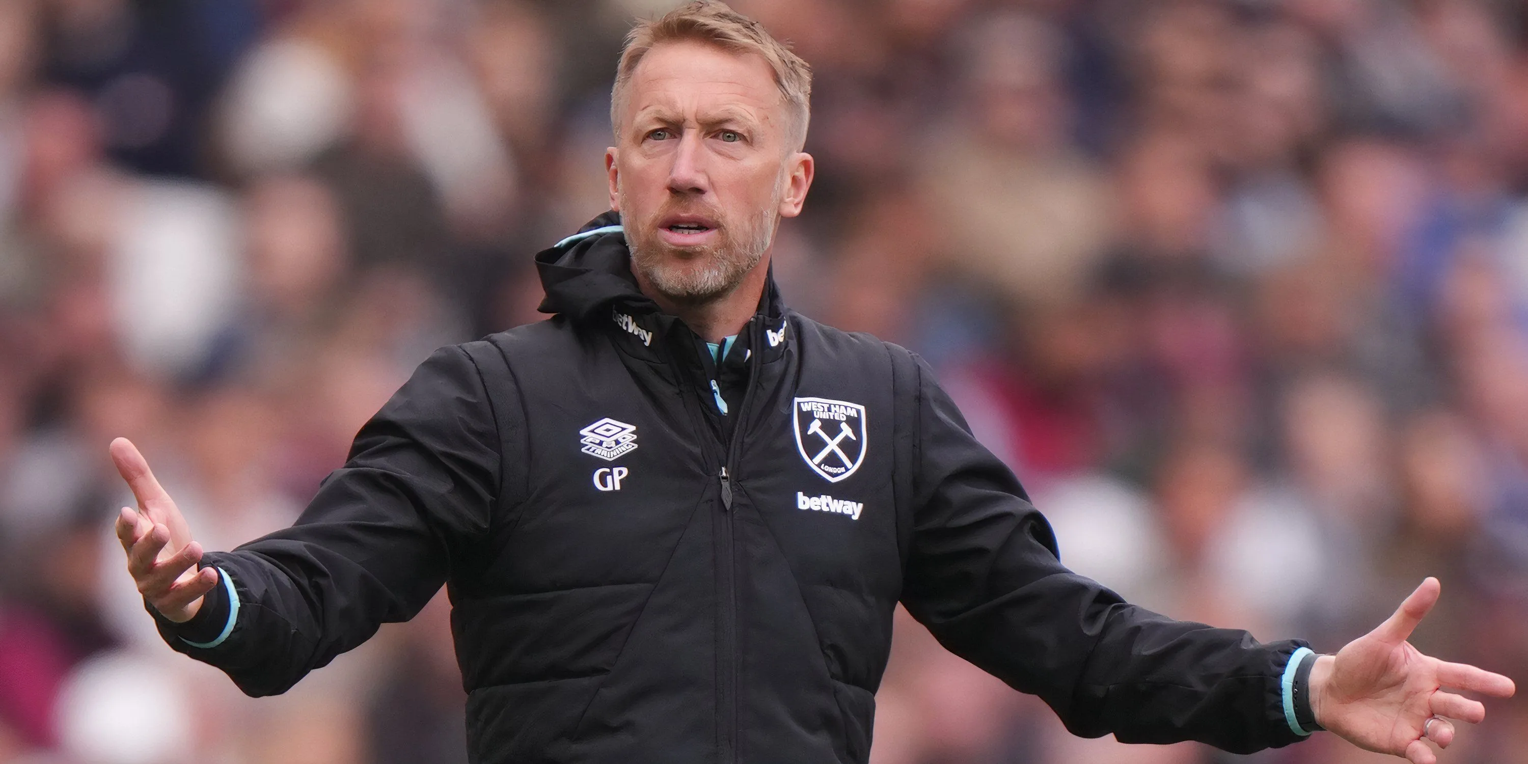 Huấn luyện viên trưởng West Ham United Graham Potter trên đường biên
