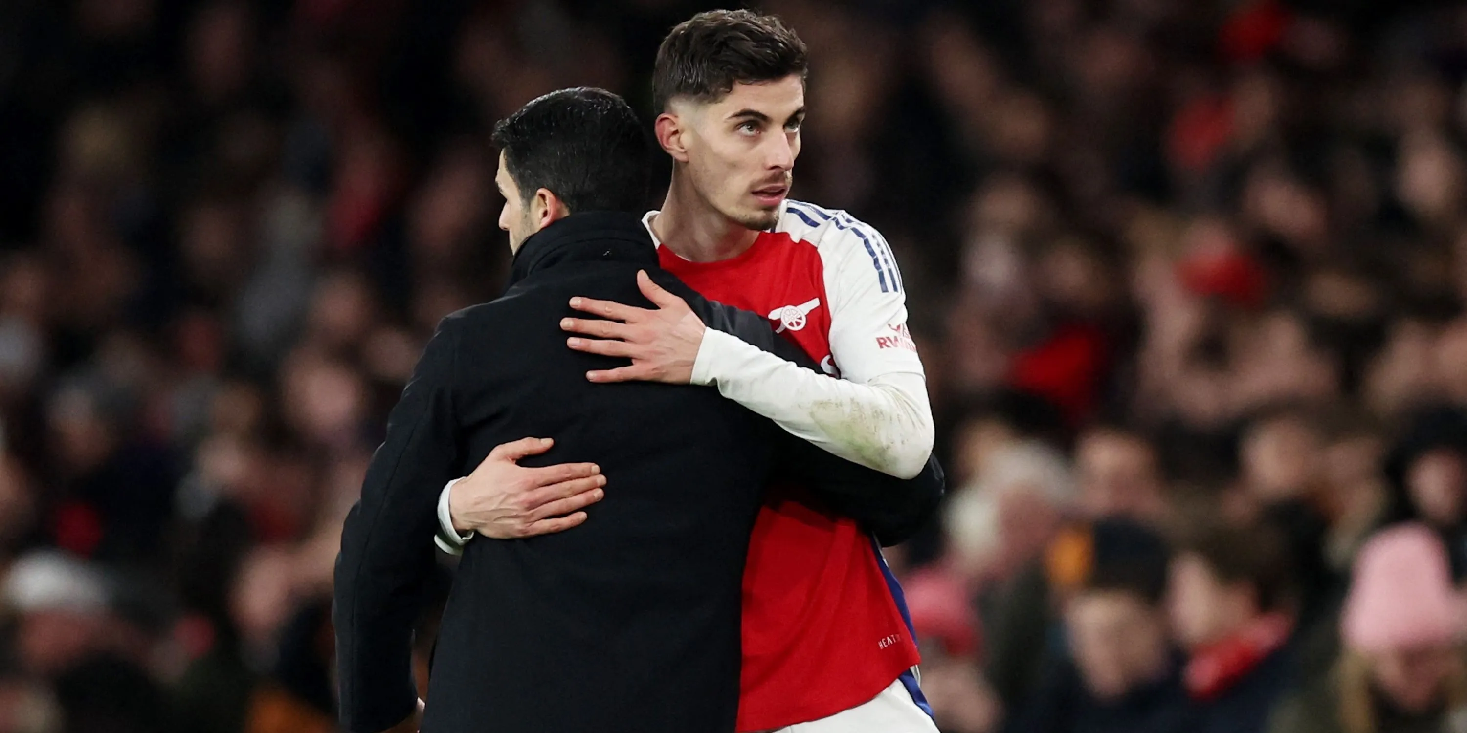 Kai Havertz cùng HLV Mikel Arteta trong một trận đấu của Arsenal