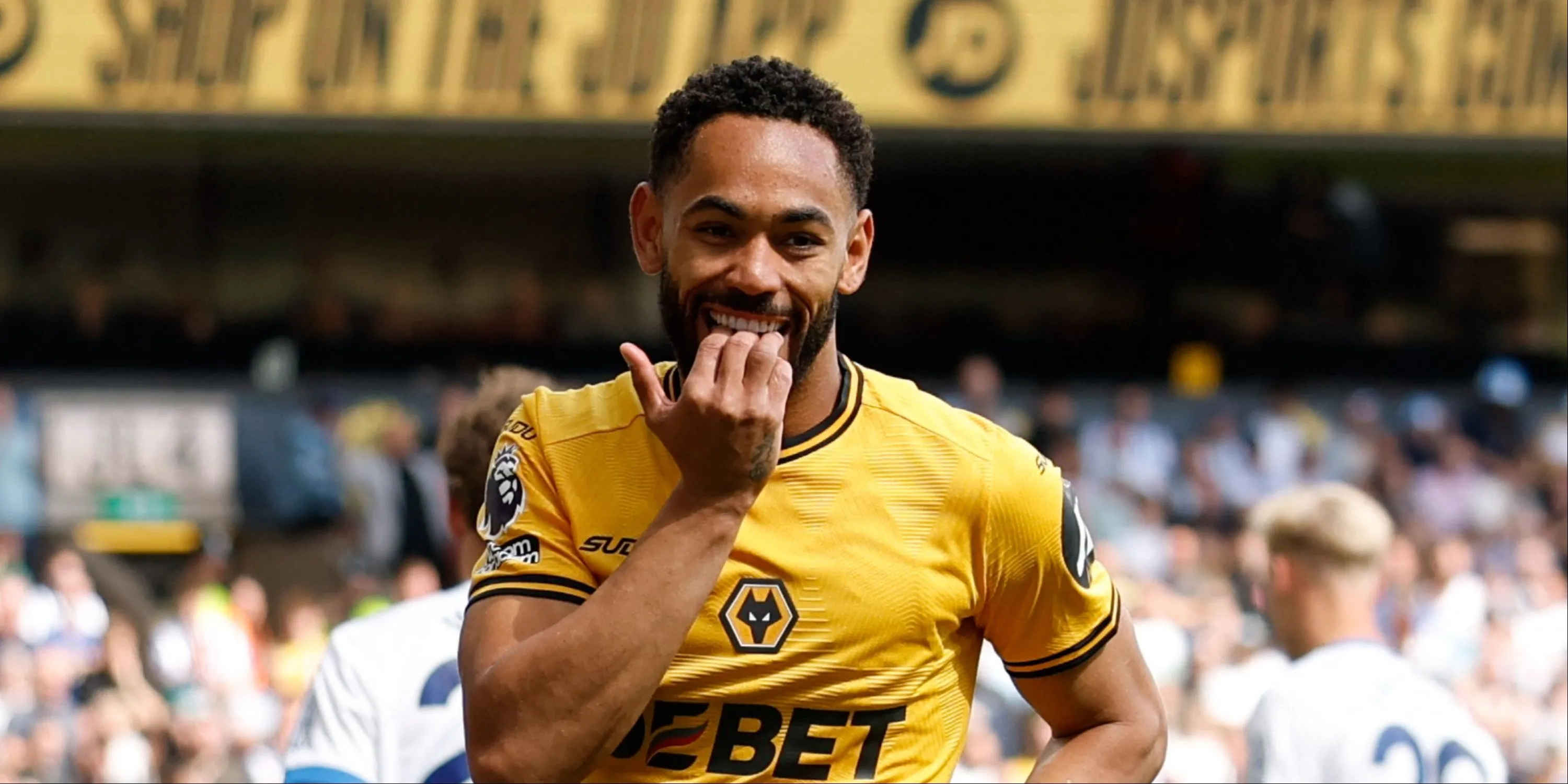 Matheus Cunha, tiền đạo vừa gia nhập Manchester United từ Wolves, được so sánh với Emi Martinez trong chiến lược chuyển nhượng