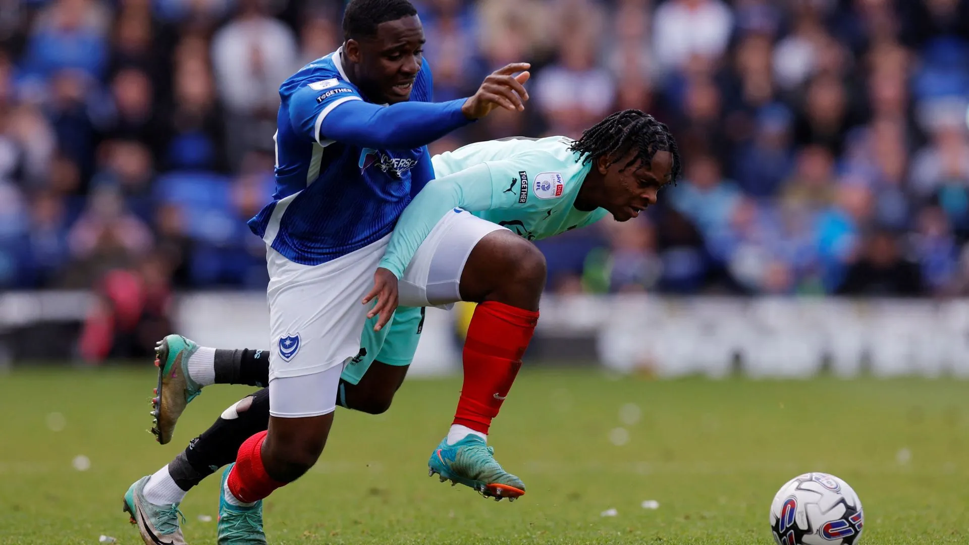 Tiền đạo Christian Saydee trong màu áo Portsmouth trước khi chuyển đến Wigan