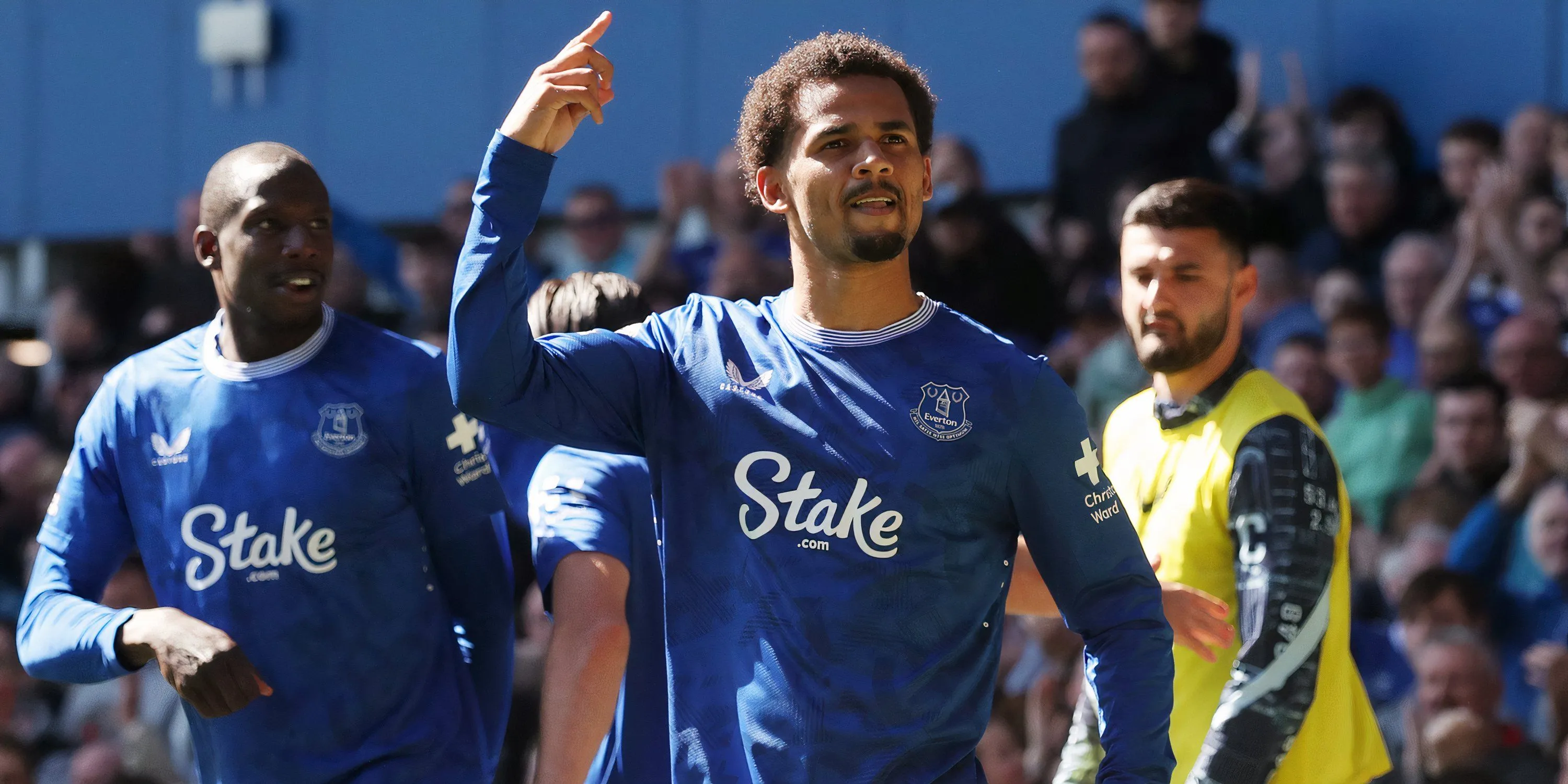 Tiền đạo Iliman Ndiaye ăn mừng bàn thắng cho Everton