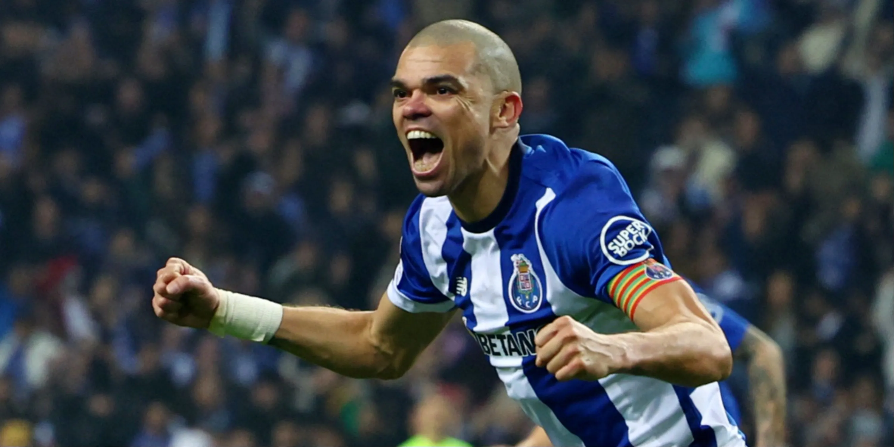 Trung vệ Pepe ăn mừng bàn thắng cho Porto, một cựu học viên nổi tiếng của lò đào tạo Bồ Đào Nha.