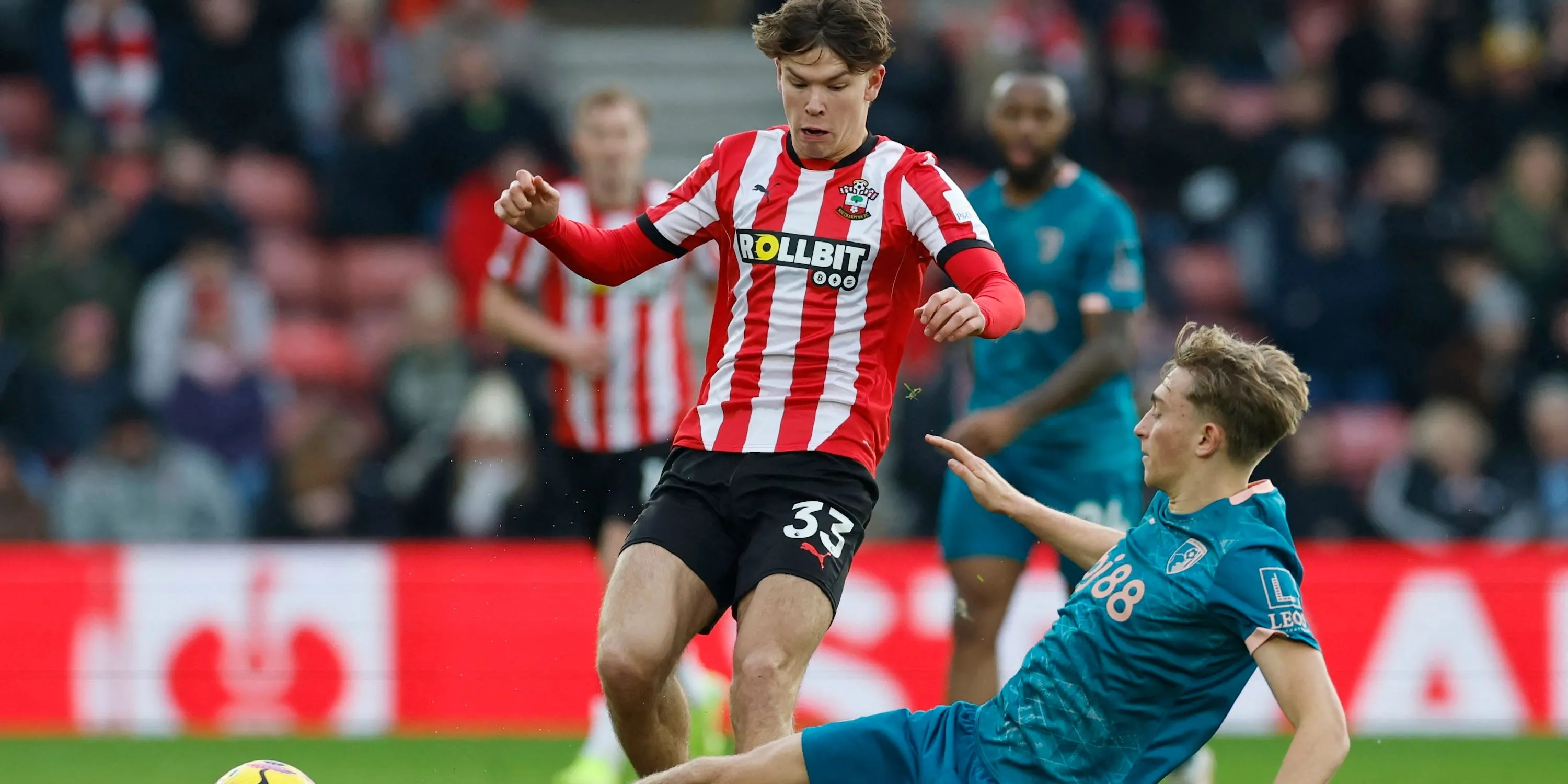 Tyler Dibling (Southampton) tranh bóng với cầu thủ Bournemouth