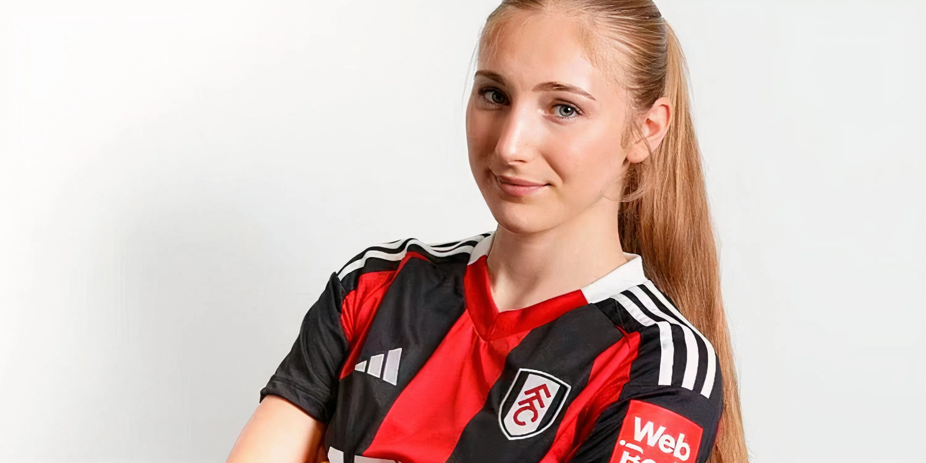 Adela Cechova, con gái Petr Cech, thi đấu ở vị trí hậu vệ cho đội U17 Fulham và đội tuyển U17 Czechia