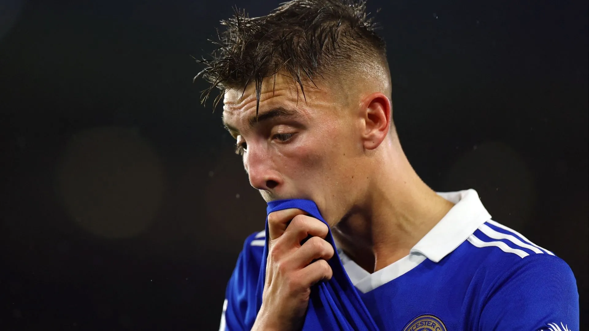 Các cầu thủ của Leicester City trên sân tập hoặc trong trận đấu, thể hiện đội hình hiện tại của câu lạc bộ