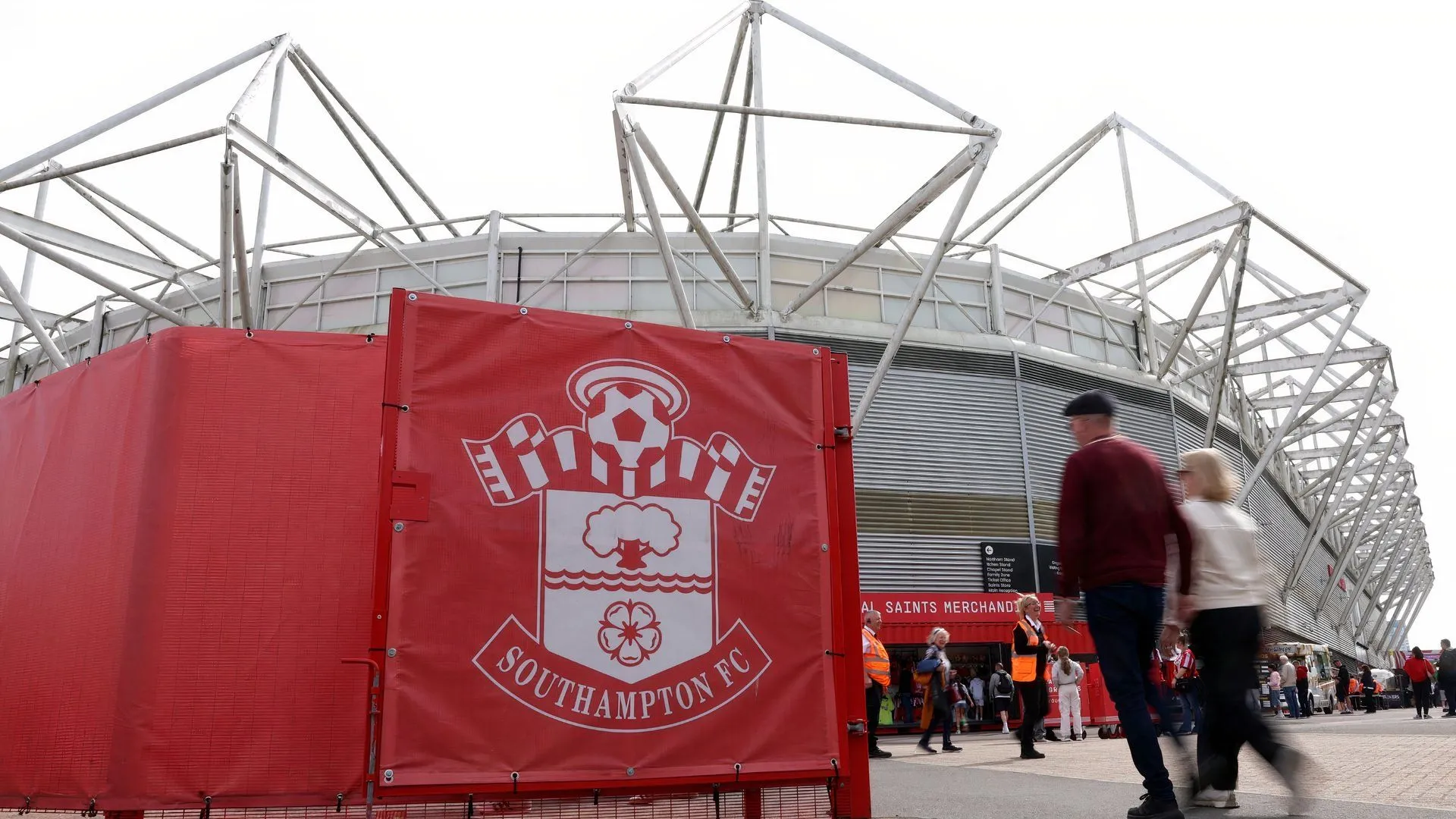 Cảnh bên ngoài sân St Mary's, sân nhà của CLB Southampton
