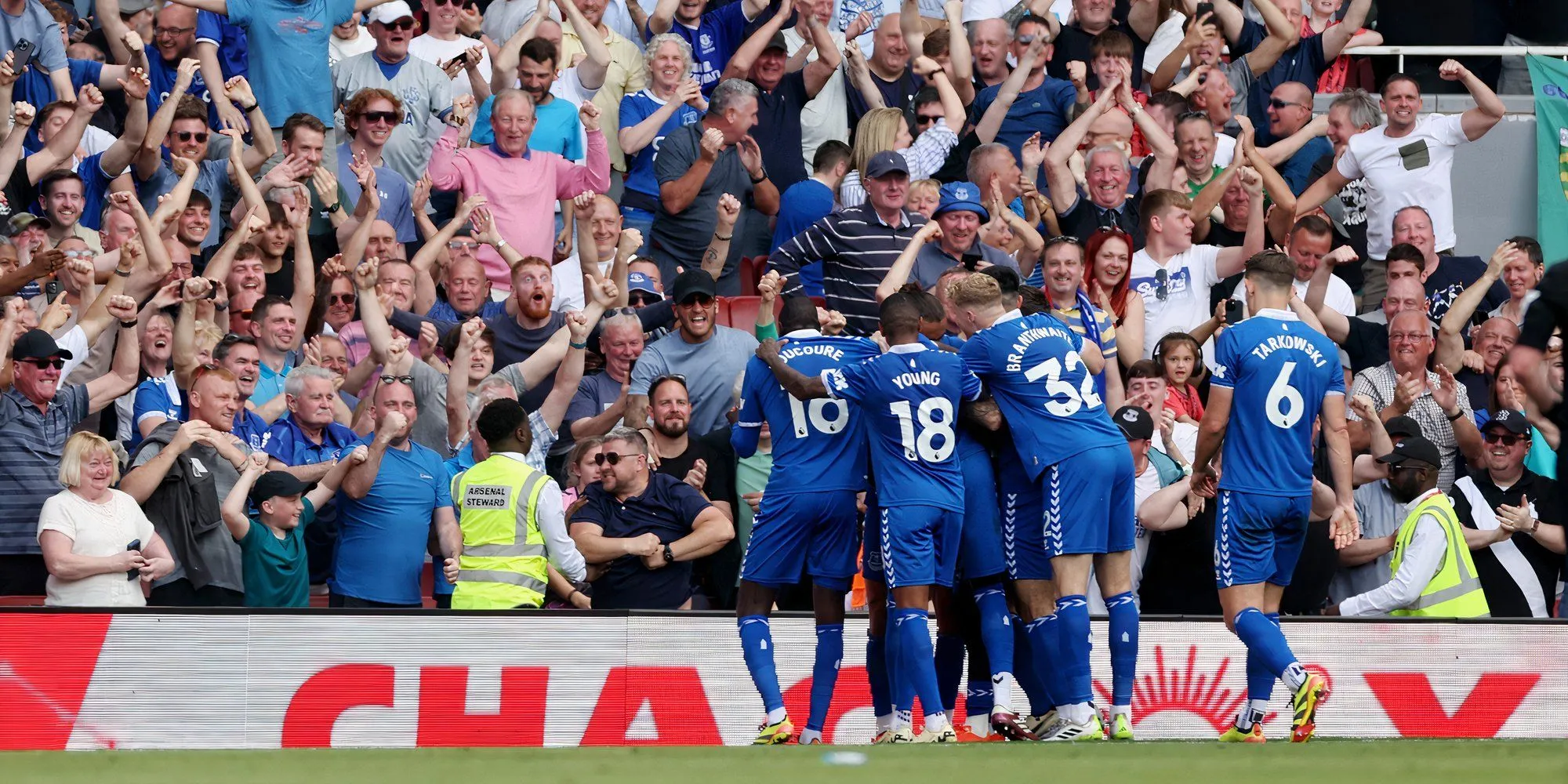 Cảnh quay khán đài sân Goodison Park của Everton, tràn đầy năng lượng
