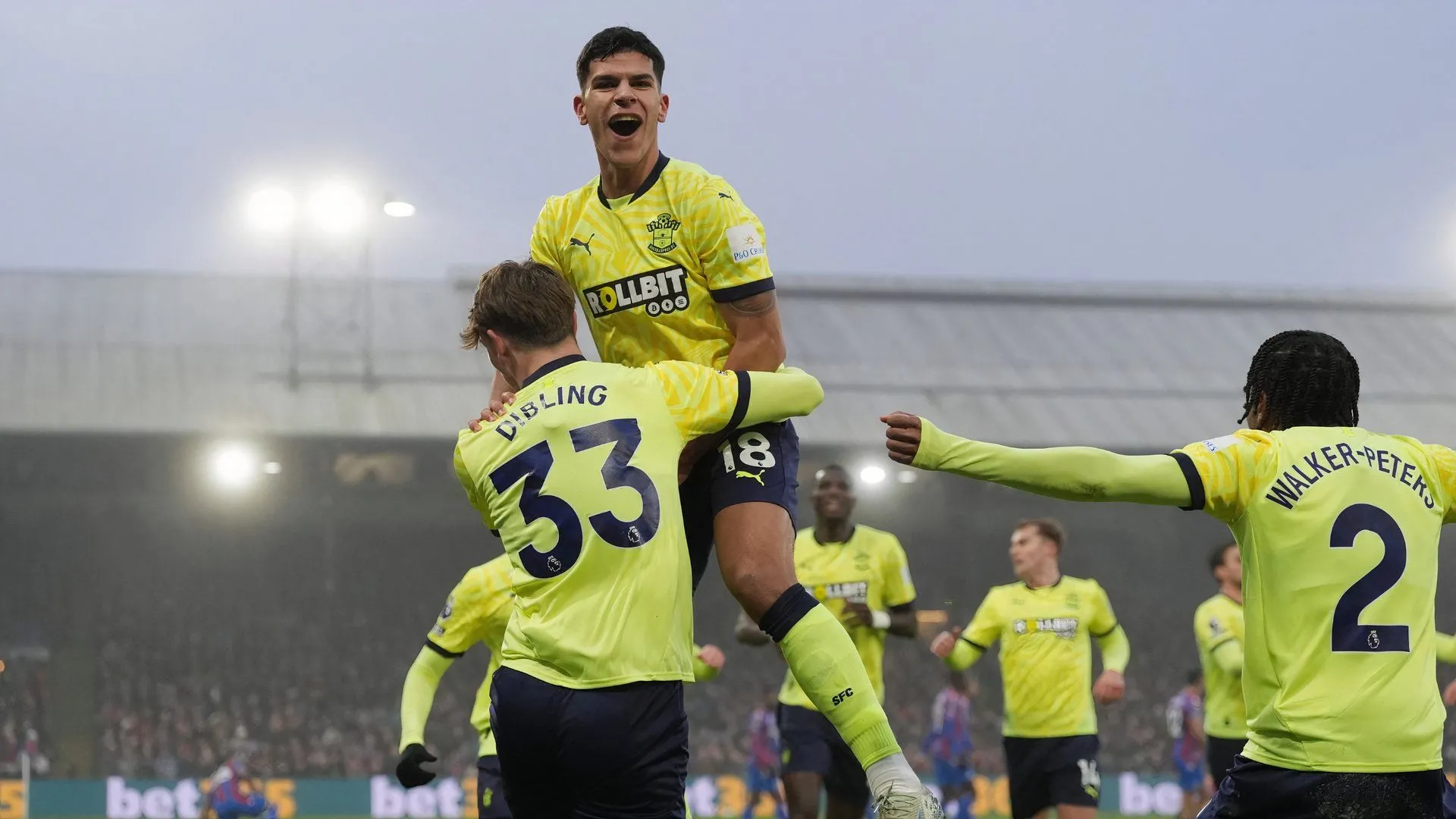 Cầu thủ Southampton trong một trận đấu, biểu tượng cho sức mạnh đội hình