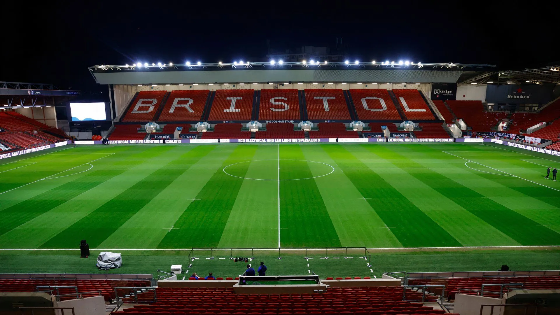 Cổ động viên Bristol City tại sân Ashton Gate sôi động