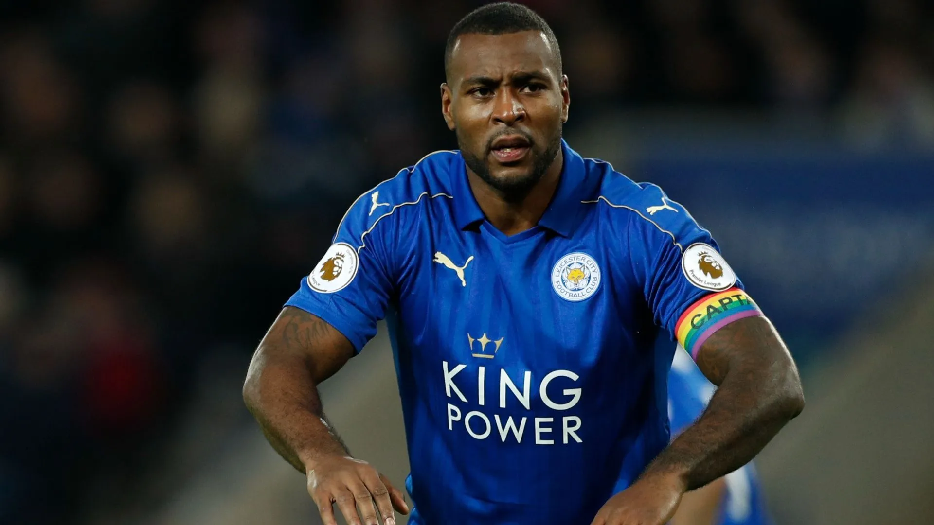 Đội trưởng Wes Morgan nâng cúp vô địch Championship cùng Leicester City