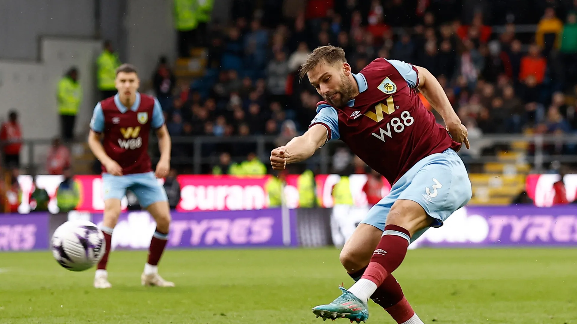 Hậu vệ Charlie Taylor trong màu áo Southampton