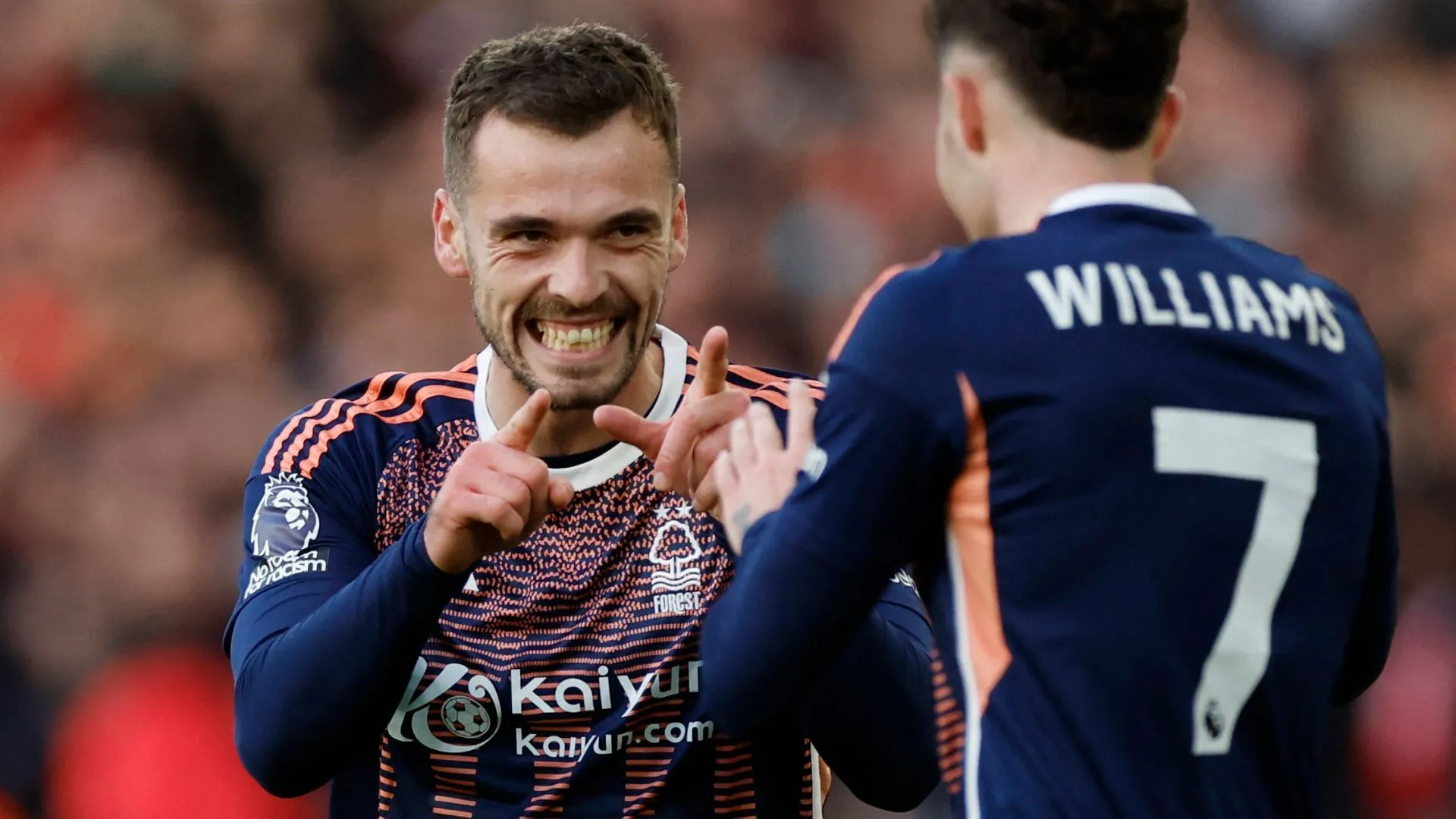 Hậu vệ Harry Toffolo trong màu áo Nottingham Forest, tranh bóng trong một trận đấu