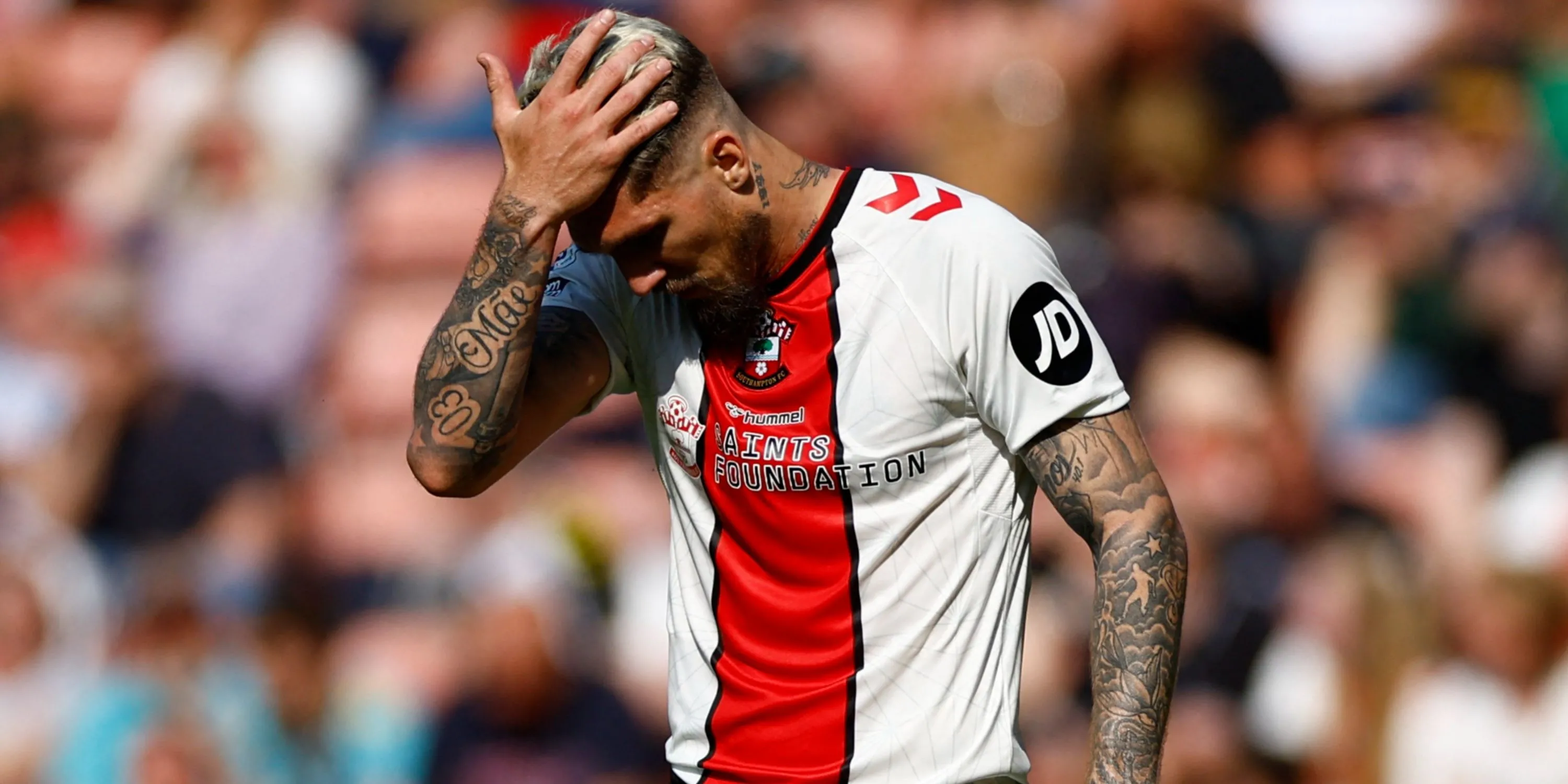 Hậu vệ Lyanco trong màu áo Southampton, người từng thi đấu tại Premier League và đang được Everton liên hệ để củng cố hàng thủ.