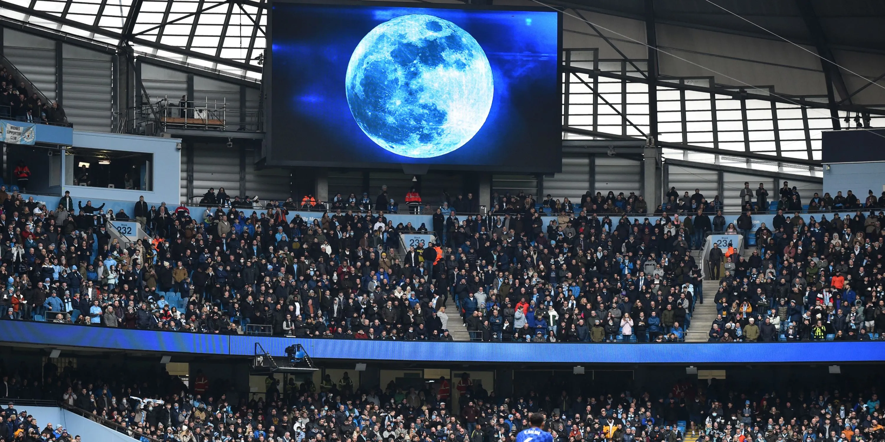 Hình ảnh mặt trăng xanh biểu tượng cho bài hát Blue Moon của Manchester City