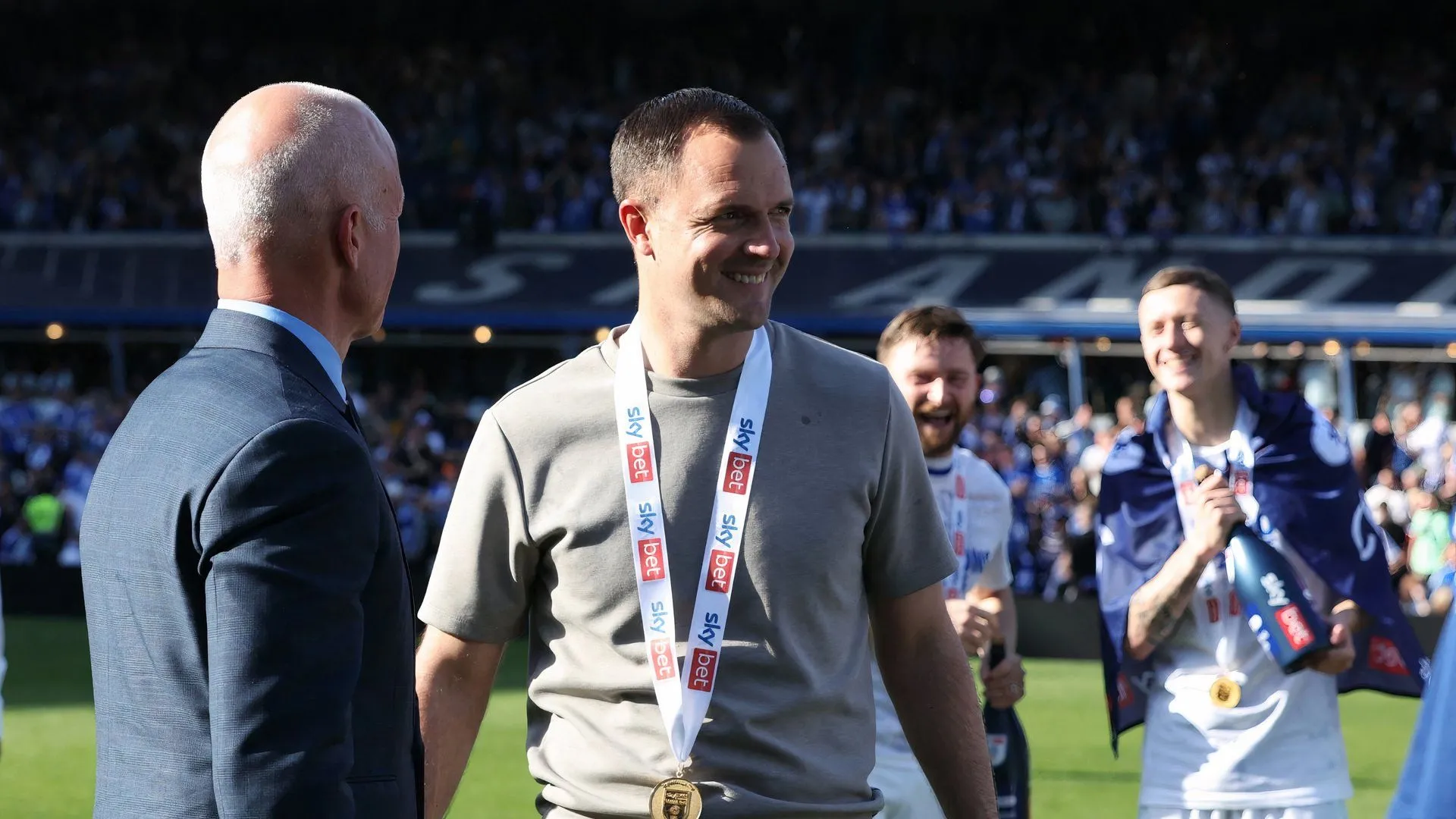 HLV trưởng Chris Davies và đồng chủ sở hữu Tom Wagner của Birmingham City bàn luận về chuyển nhượng