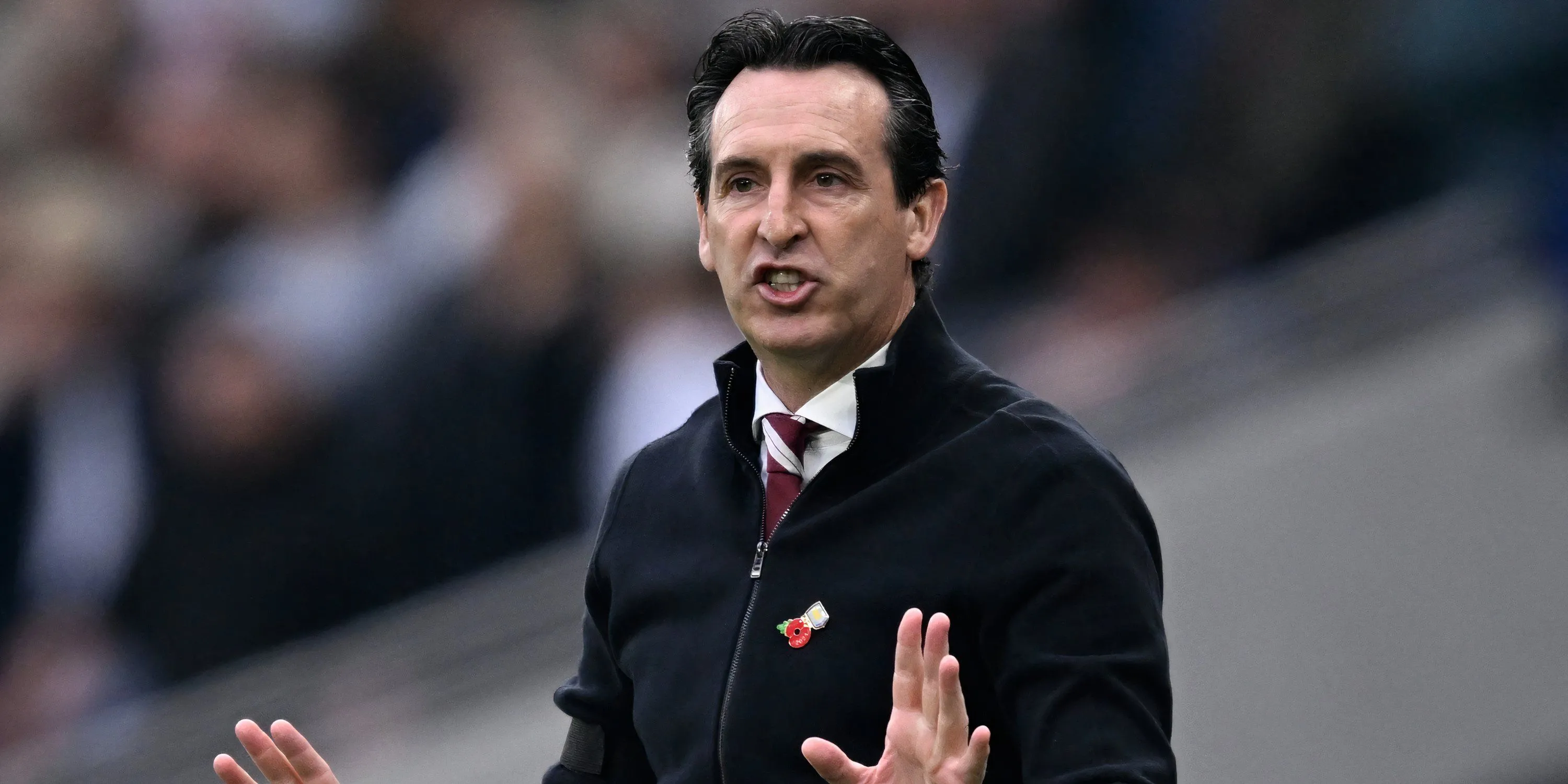 HLV Unai Emery chỉ đạo bên đường biên, thể hiện nhu cầu bổ sung tiền đạo cho Aston Villa