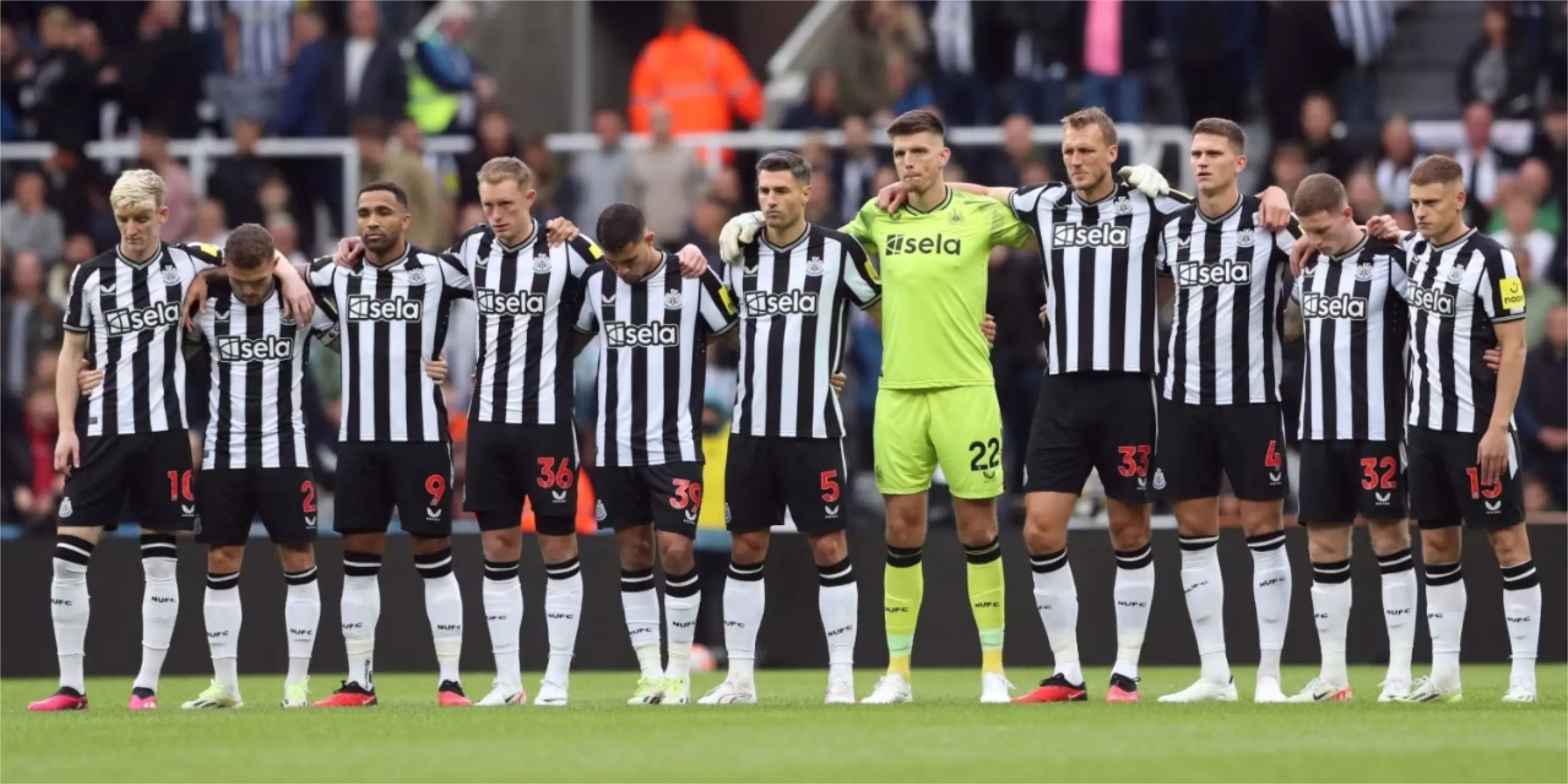 Khán giả Newcastle United trên khán đài St James' Park, biểu tượng của lòng trung thành