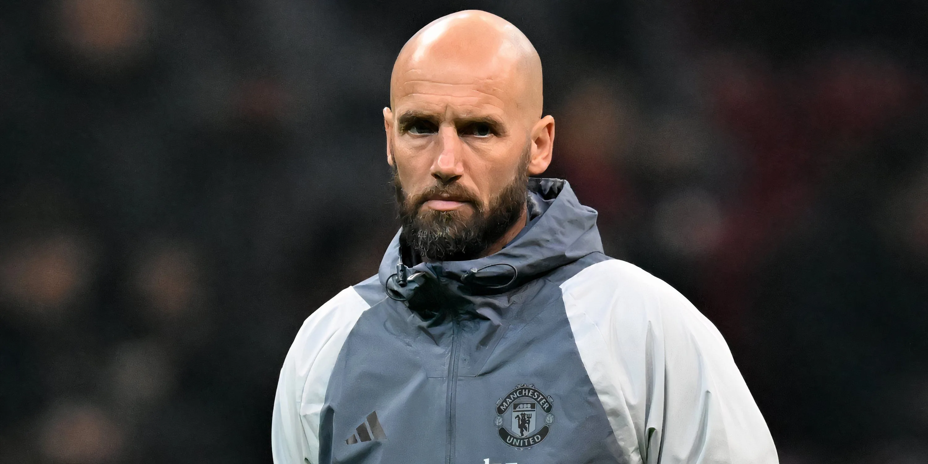 Mitchell van der Gaag với ánh nhìn đầy suy tư trong thời gian làm trợ lý huấn luyện viên tại Manchester United, một trong những câu lạc bộ hàng đầu của bóng đá Anh.