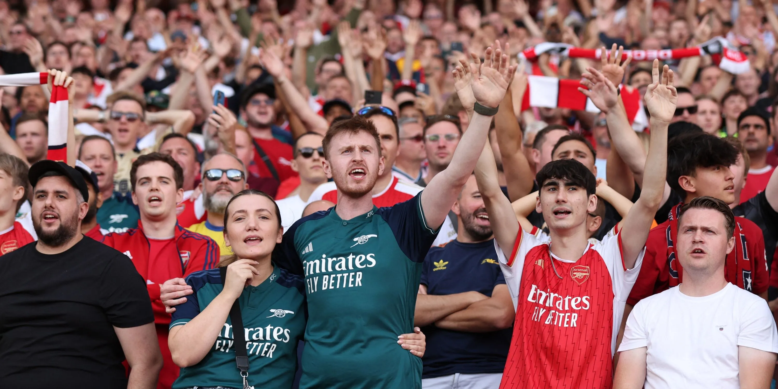 Người hâm mộ Arsenal hát vang bài hát The Angel (North London Forever) tại Emirates