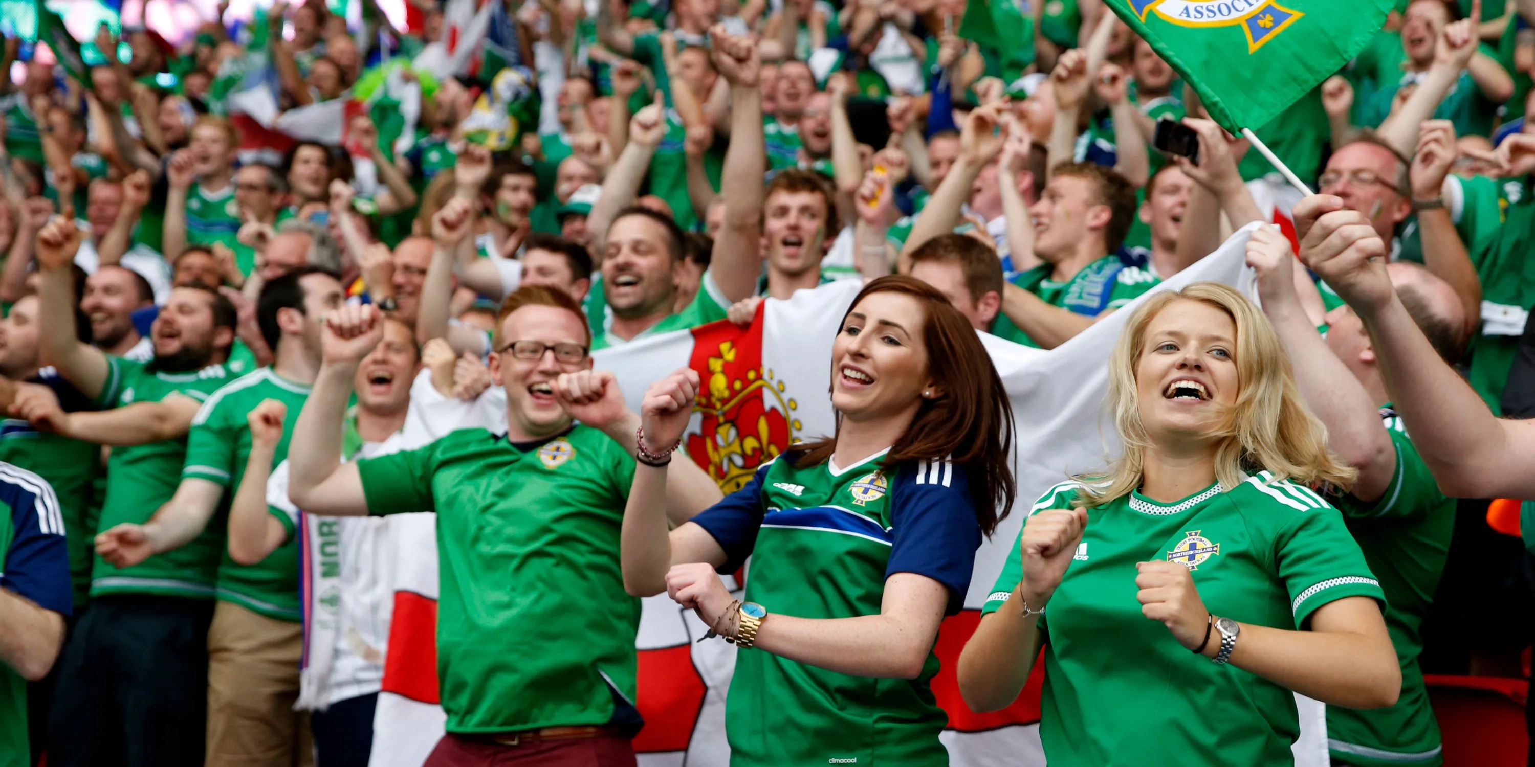 Người hâm mộ Bắc Ireland reo hò cổ vũ Will Grigg tại giải đấu quốc tế
