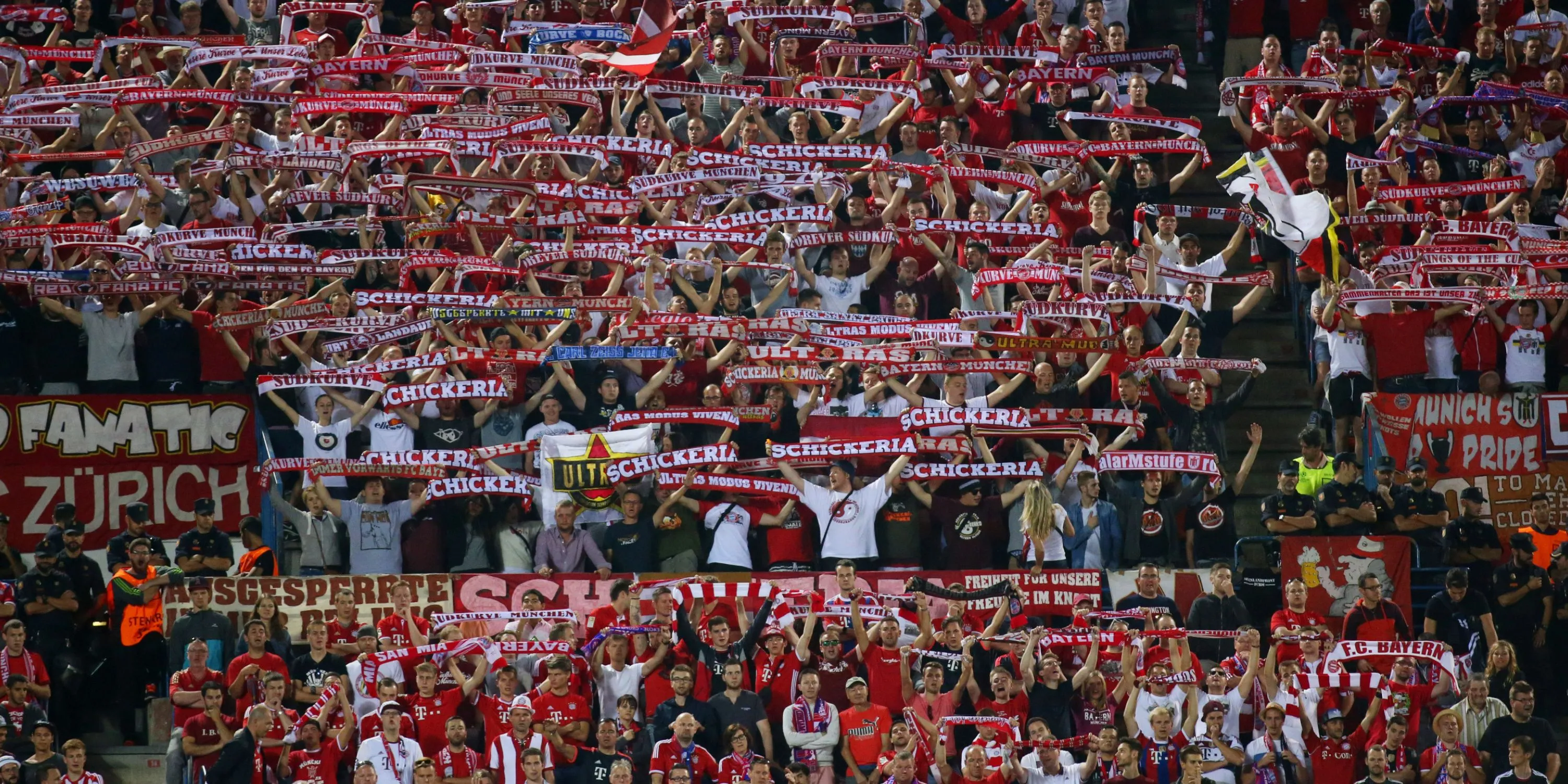 Người hâm mộ Bayern Munich giơ cao khăn quàng cổ, hát vang Stern des Sudens