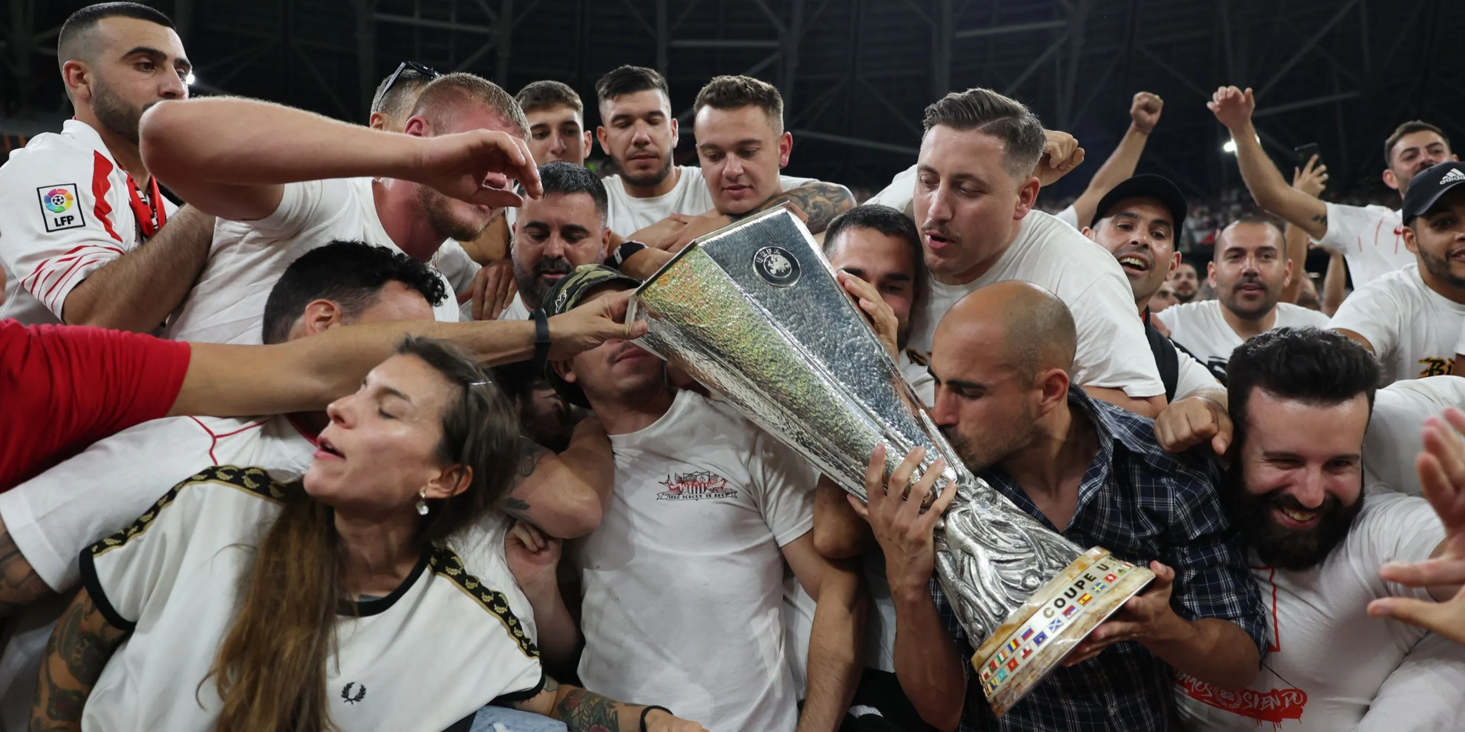 Người hâm mộ Sevilla ăn mừng chức vô địch Europa League, biểu tượng của sự thành công