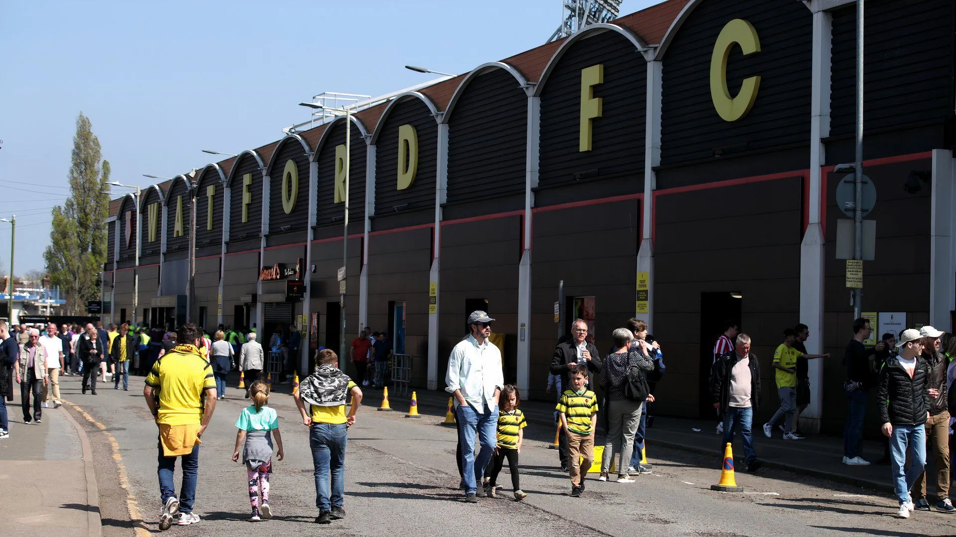 Người hâm mộ Watford tại Vicarage Road, biểu tượng của sự ủng hộ cho bóng đá Anh