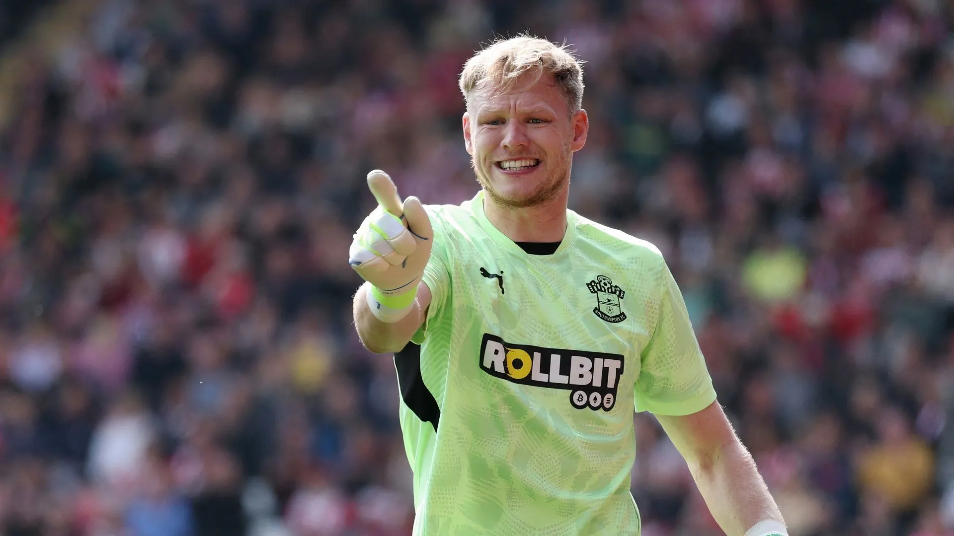 Thủ môn Aaron Ramsdale của Southampton phản ứng trong trận đấu với Fulham tại St Mary's
